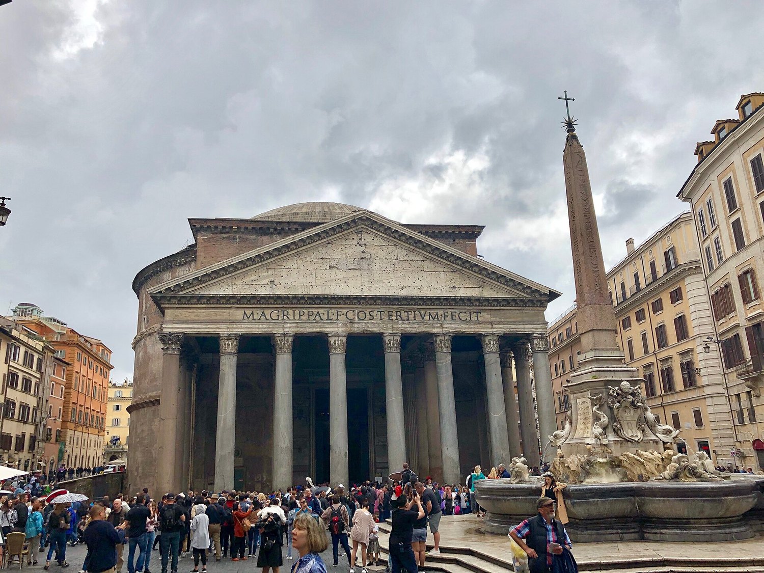 il pronao del Pantheon di Roma con le colonne monolitiche e l'iscrizione di Agrippa, visto da piazza della Rotonda con l'obelisco