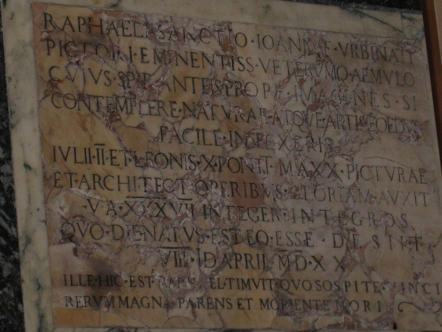 la lastra tombale di Raffaello nel Pantheon con l'iscrizione latina e il distico di Bembo