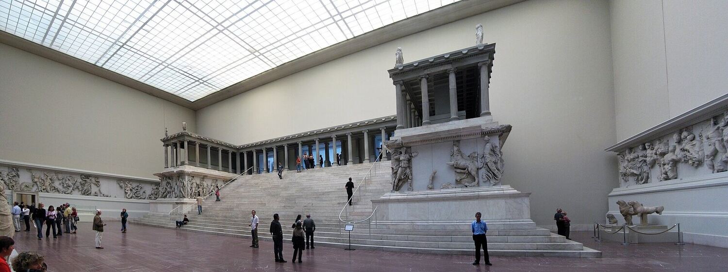 la salle de l'autel de Pergame dans le Pergamonmuseum de Berlin
