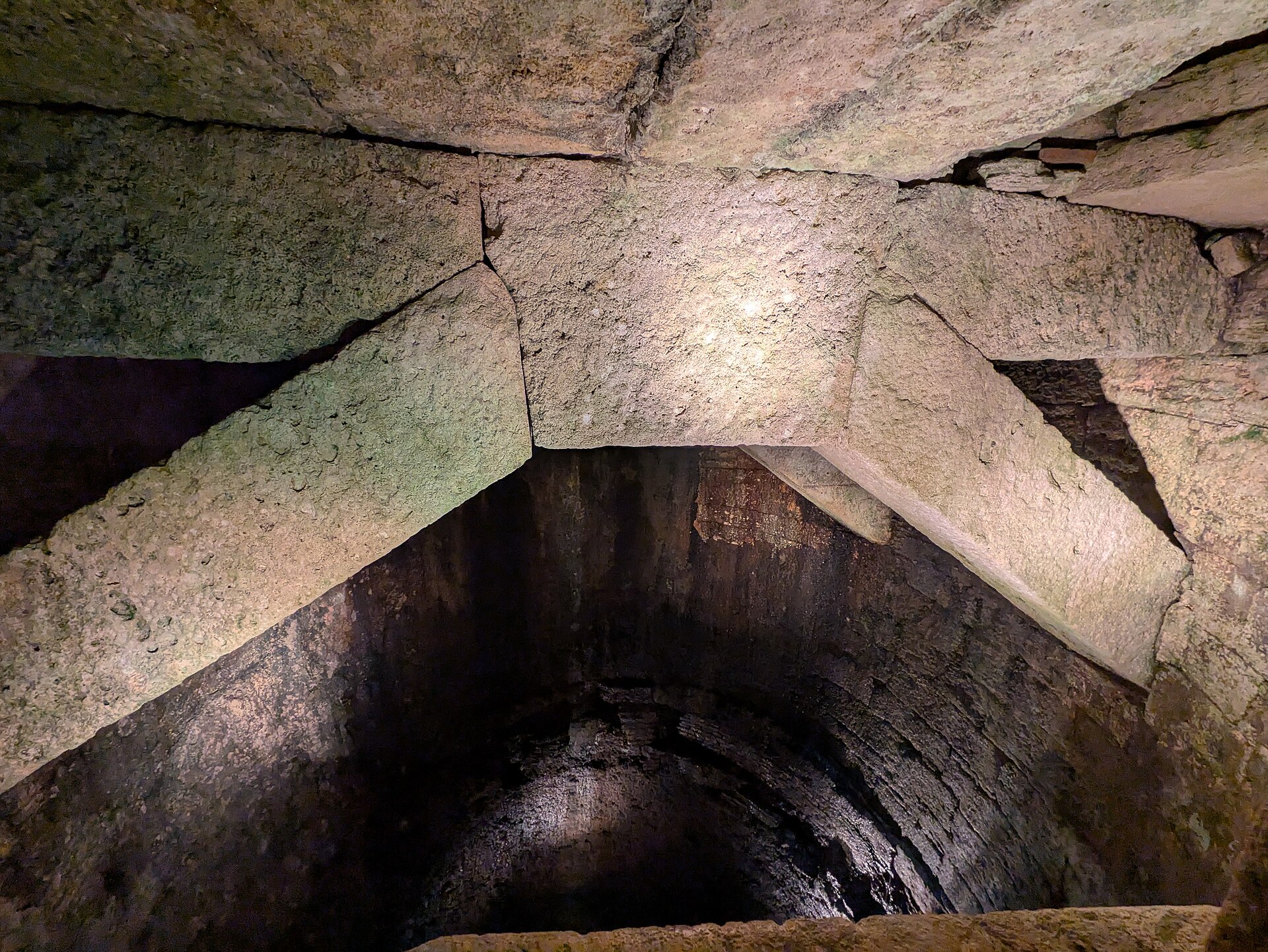 interno del pozzo etrusco di perugia con la copertura di travi in travertino