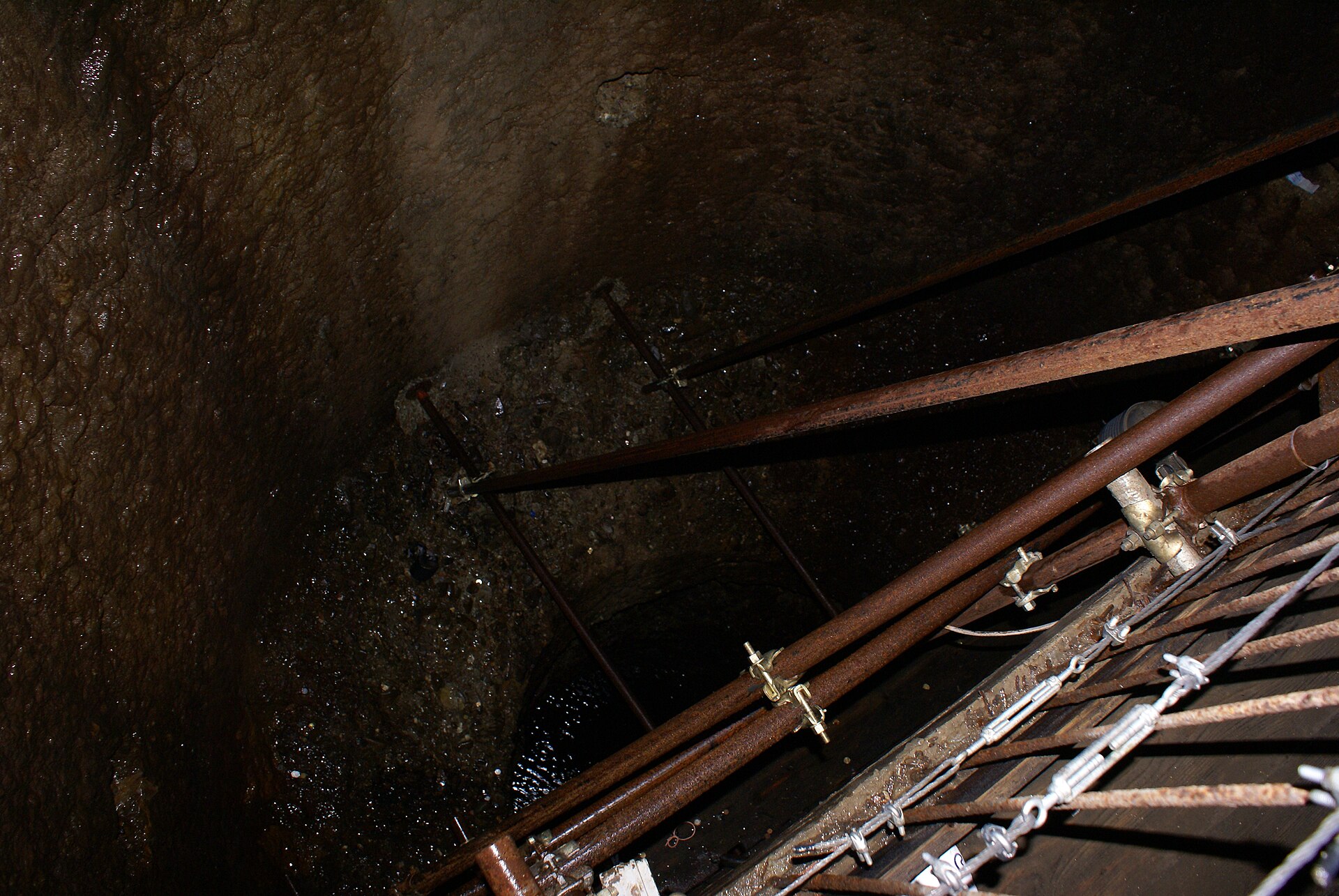 passerella e acqua sul fondo del pozzo etrusco