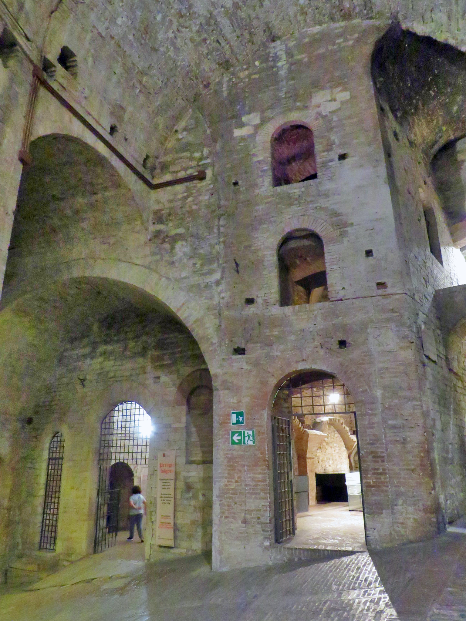 strade e archi del quartiere medievale sepolto dentro la rocca paolina