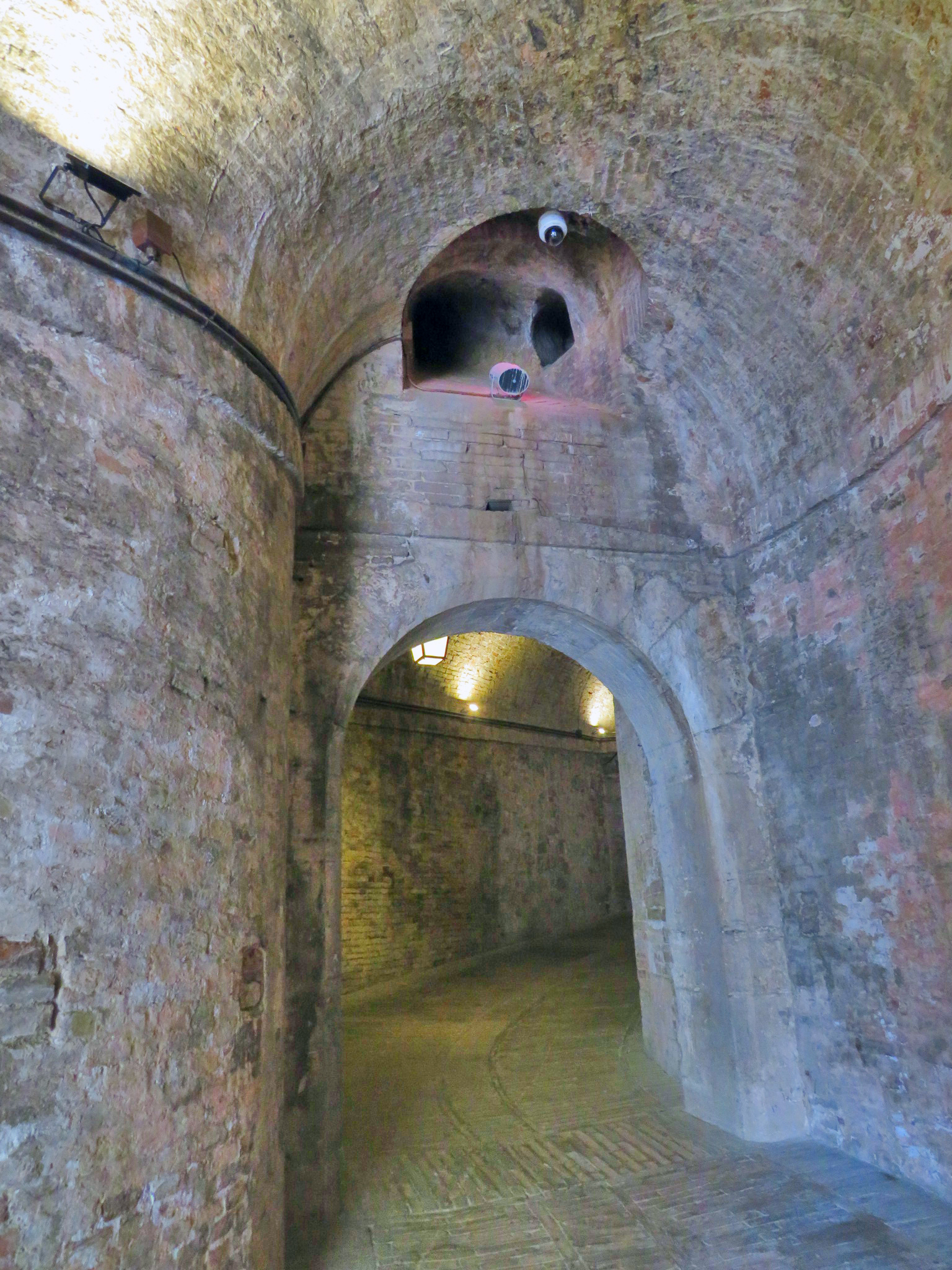 porta e archi in pietra all interno della rocca paolina
