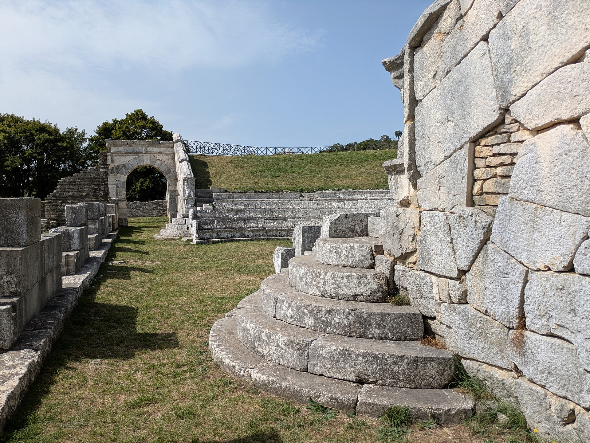 l ingresso laterale del teatro di pietrabbondante, un arco in blocchi di pietra e i gradini curvi accanto al muro