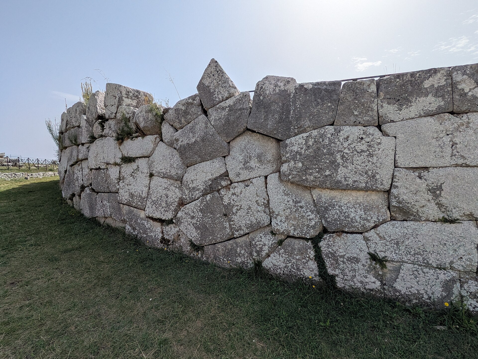 un muro in opera poligonale del santuario di pietrabbondante, blocchi di pietra incastrati senza malta