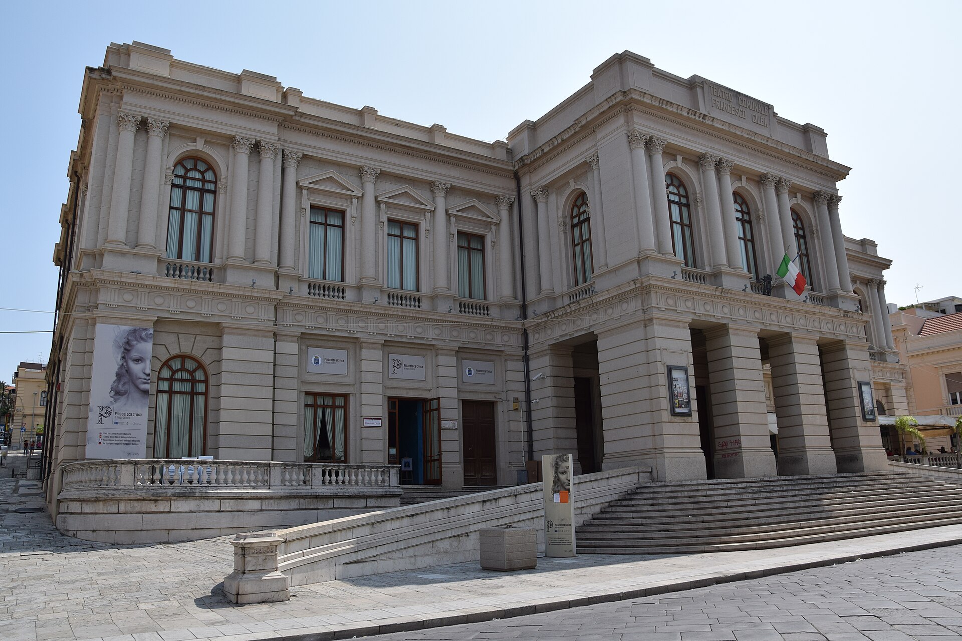 la facciata del teatro francesco cilea di reggio calabria che ospita la pinacoteca civica