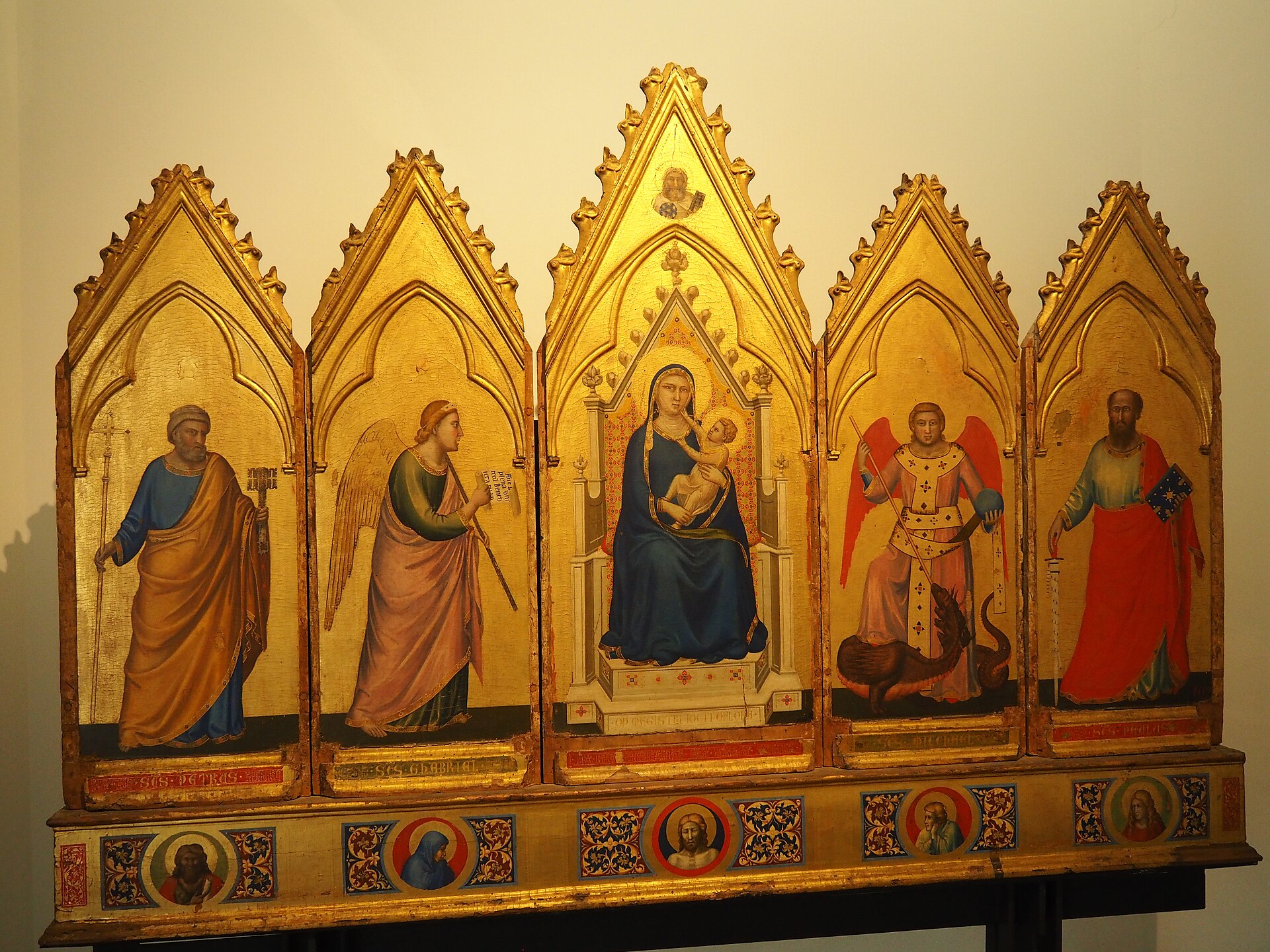 la firma di giotto sul gradino del trono nel polittico di bologna