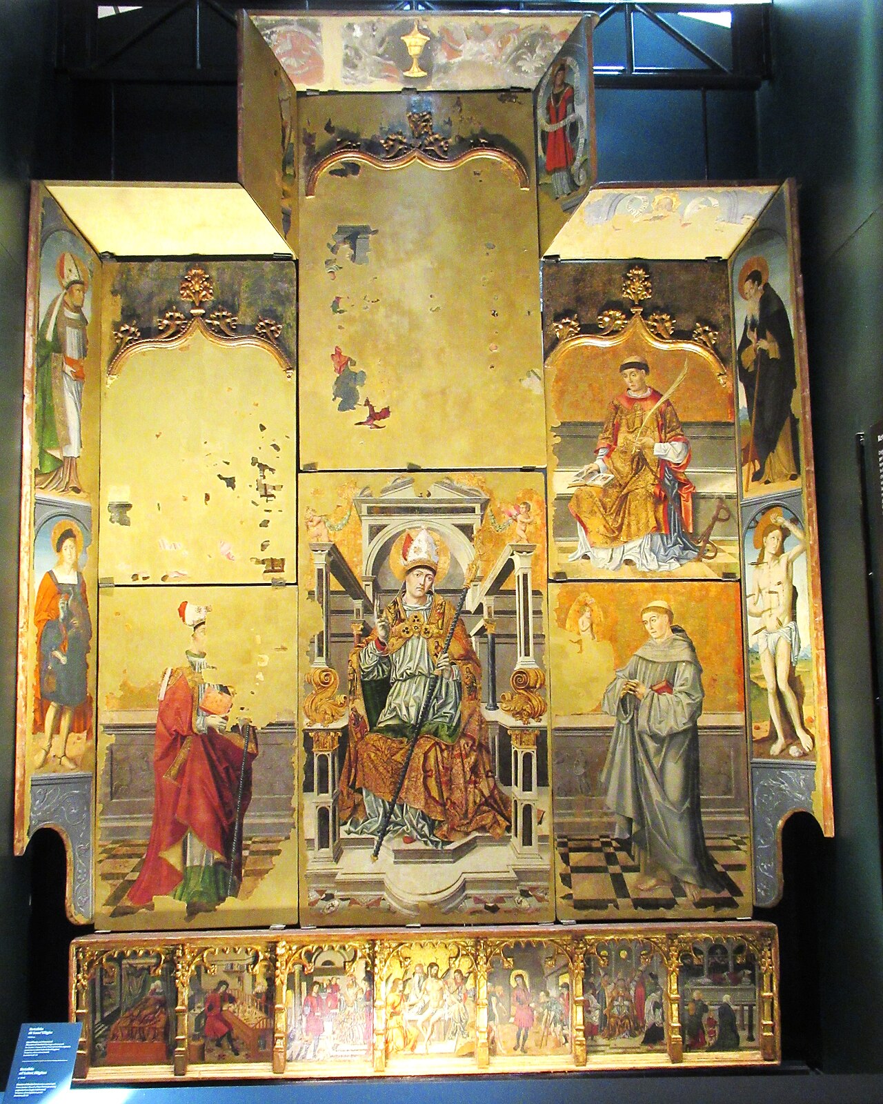 retablo di sant eligio con il santo vescovo in trono al centro le ali laterali e la predella dorata