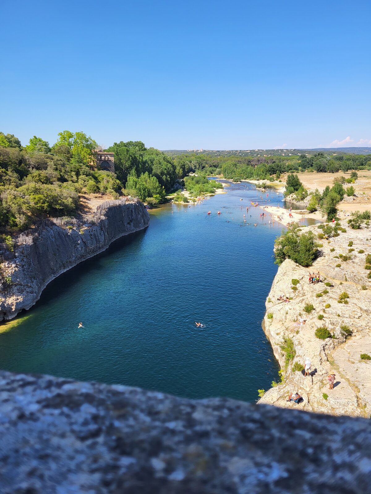 la gola del Gardon vista dall’alto del Pont du Gard, con l’acqua verde e le rocce bianche