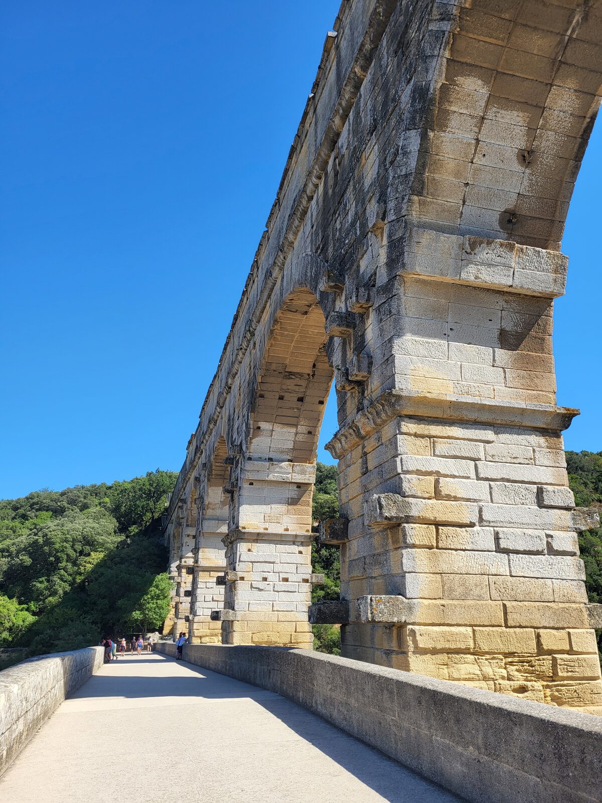 il ponte stradale settecentesco addossato all’ordine inferiore del Pont du Gard