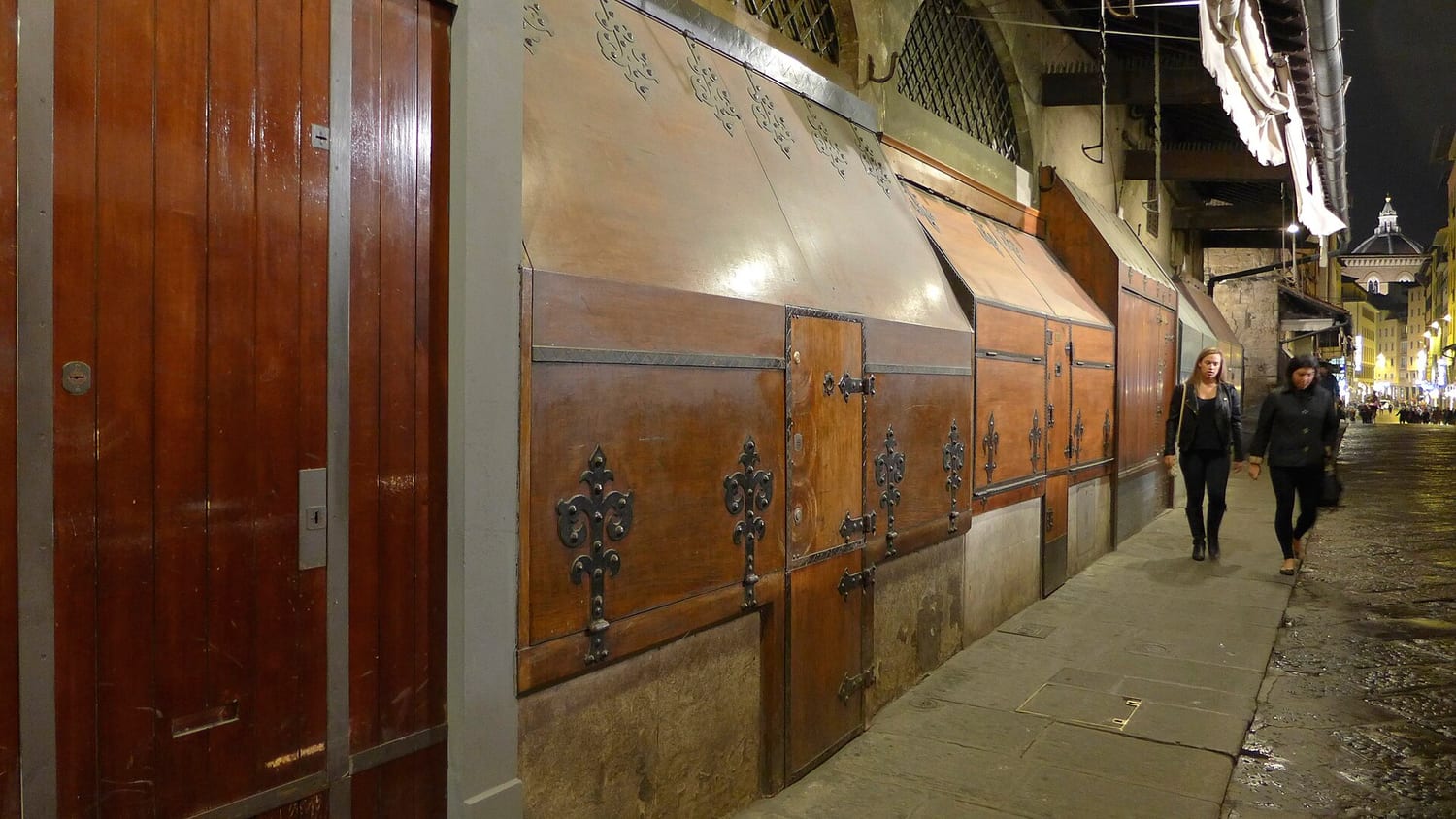 las tiendas de los orfebres cerradas con sus contraventanas de madera a lo largo del ponte vecchio