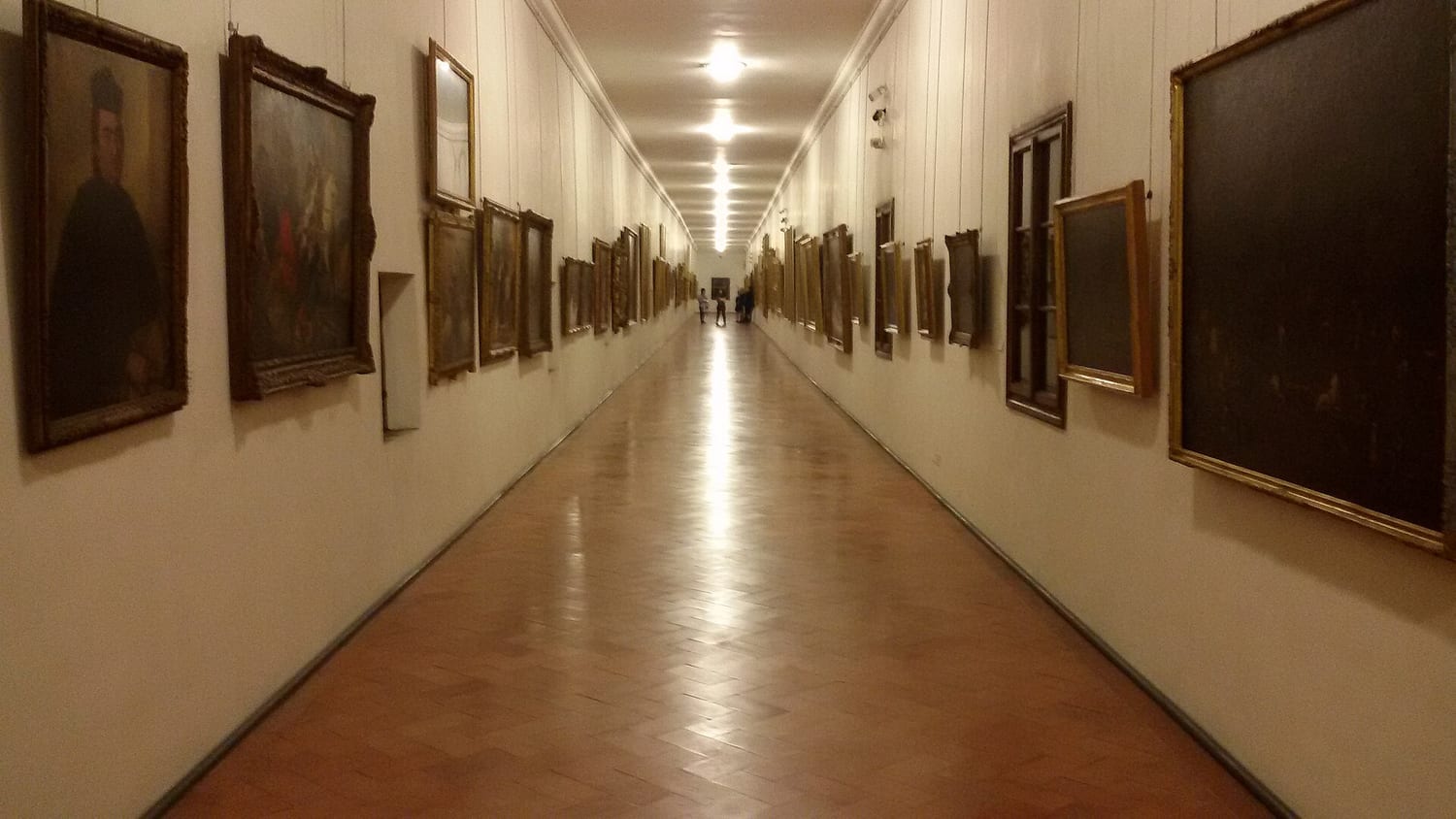 el interior del corredor vasariano con la bóveda y las ventanas asomadas al arno