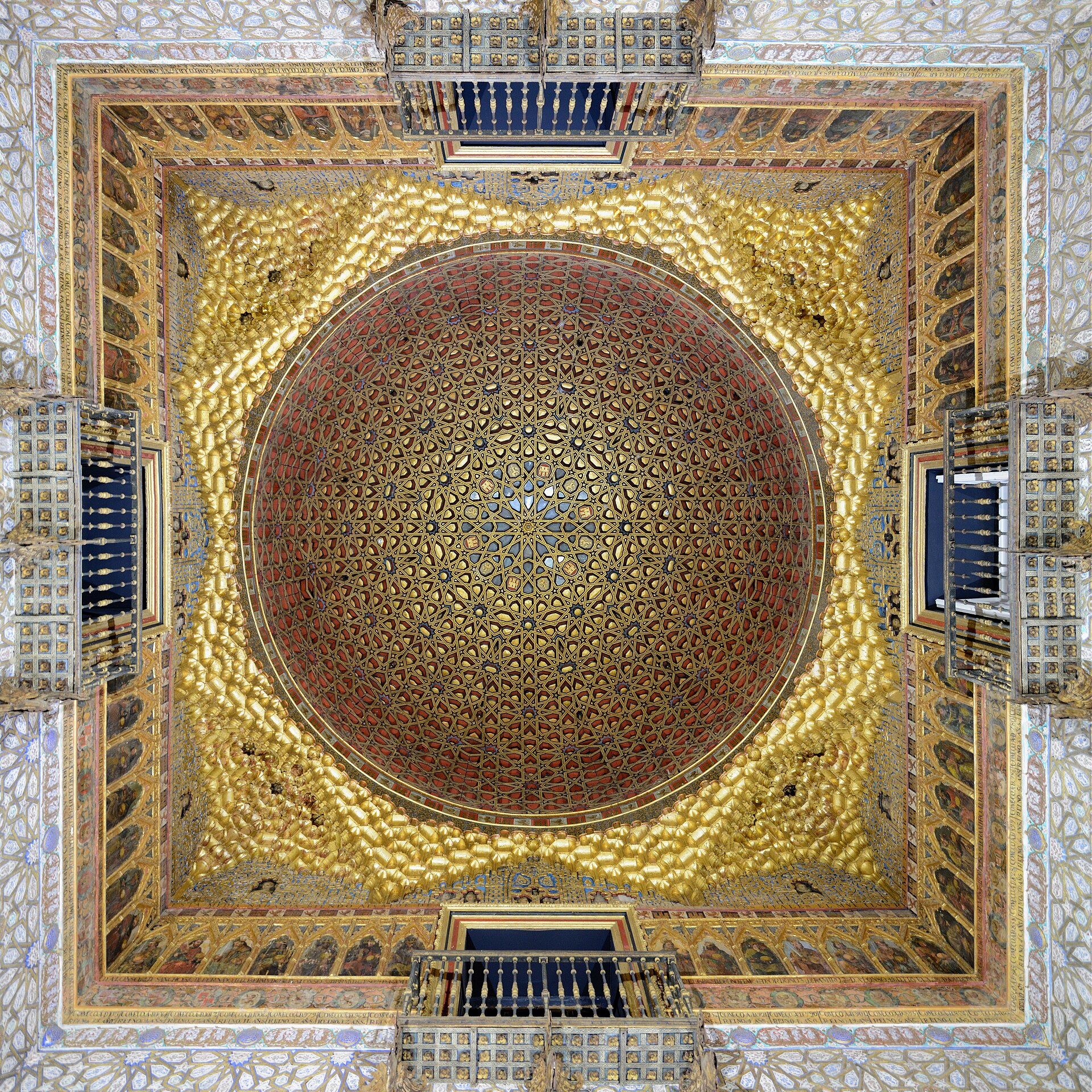 la cupola dorata del salon de embajadores del real alcazar di siviglia vista dal basso, con la decorazione a stelle intrecciate e i balconi di legno ai lati
