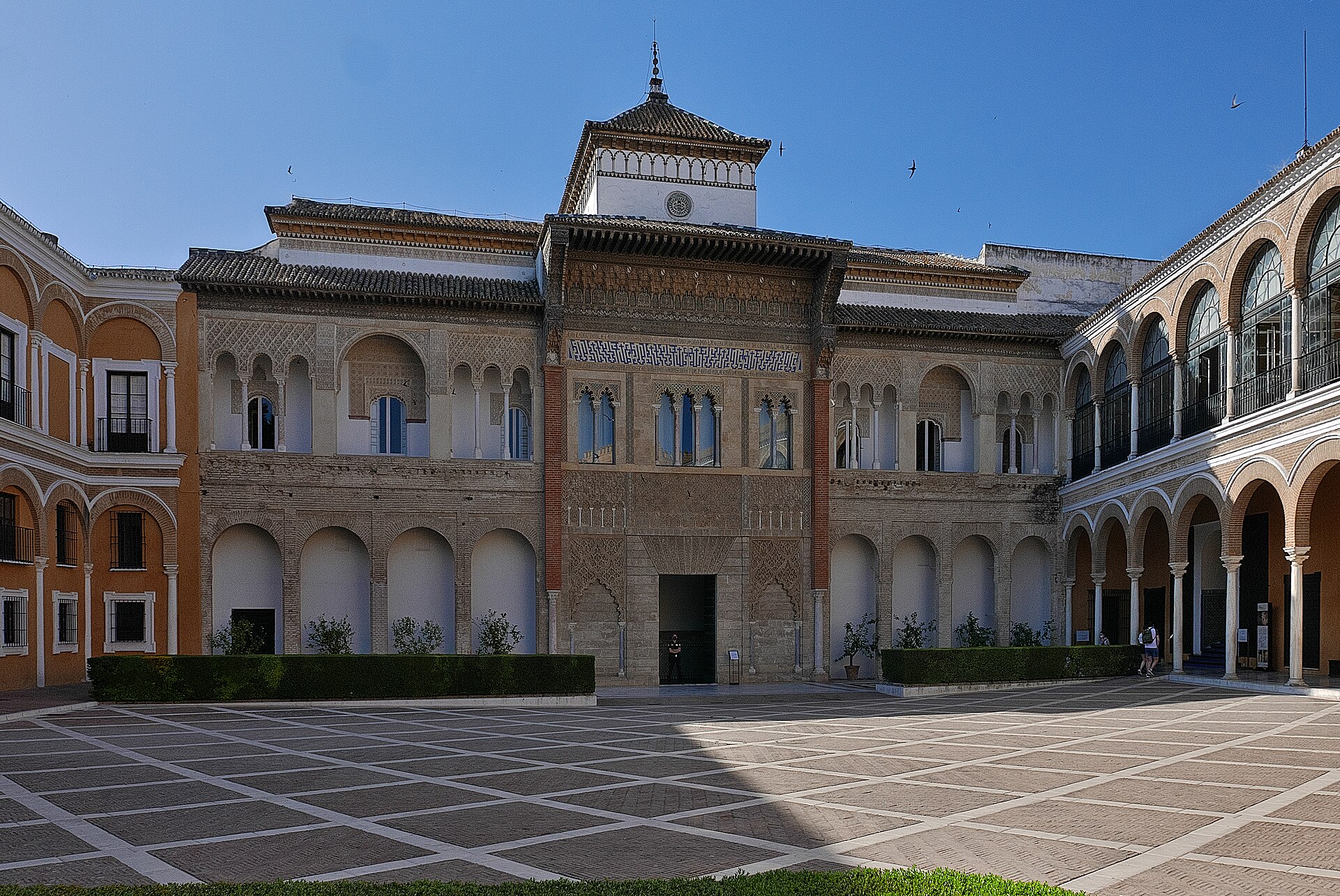 la facciata del palazzo di pedro i nel real alcazar di siviglia, con il portale centrale decorato e le logge laterali sul patio de la monteria