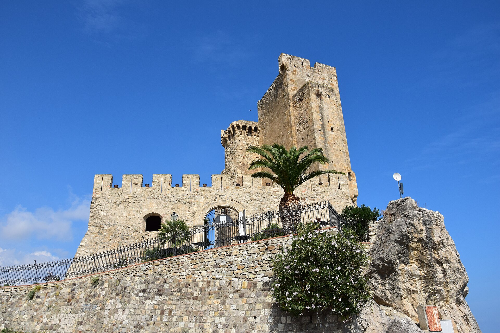 el castillo de roseto capo spulico visto desde abajo, con sus almenas y el cielo azul