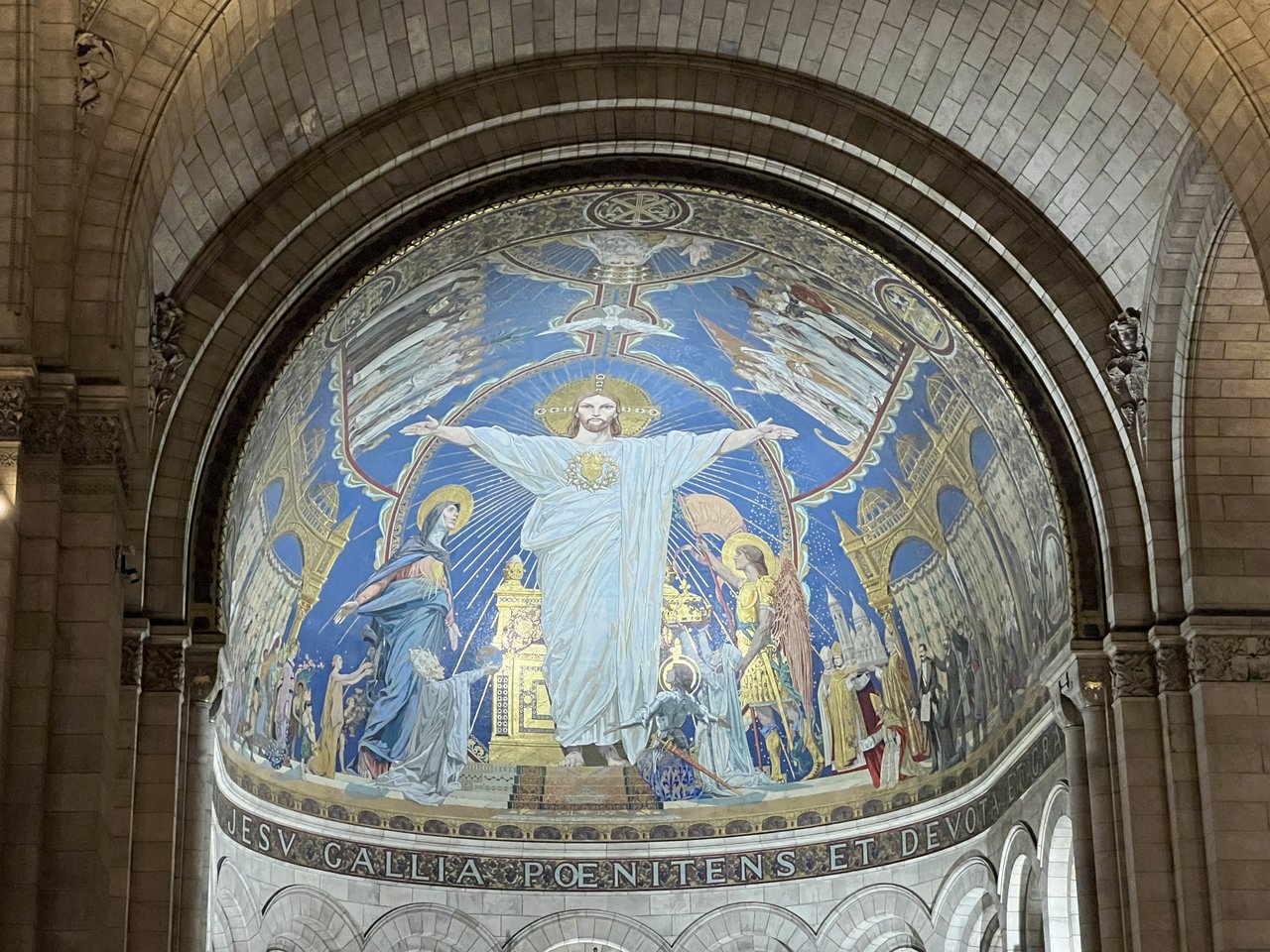 il mosaico dorato dell abside con il cristo in piedi a braccia aperte, il cuore dorato sul petto, la vergine e un angelo ai suoi piedi e la scritta jesu gallia poenitens sotto l arco