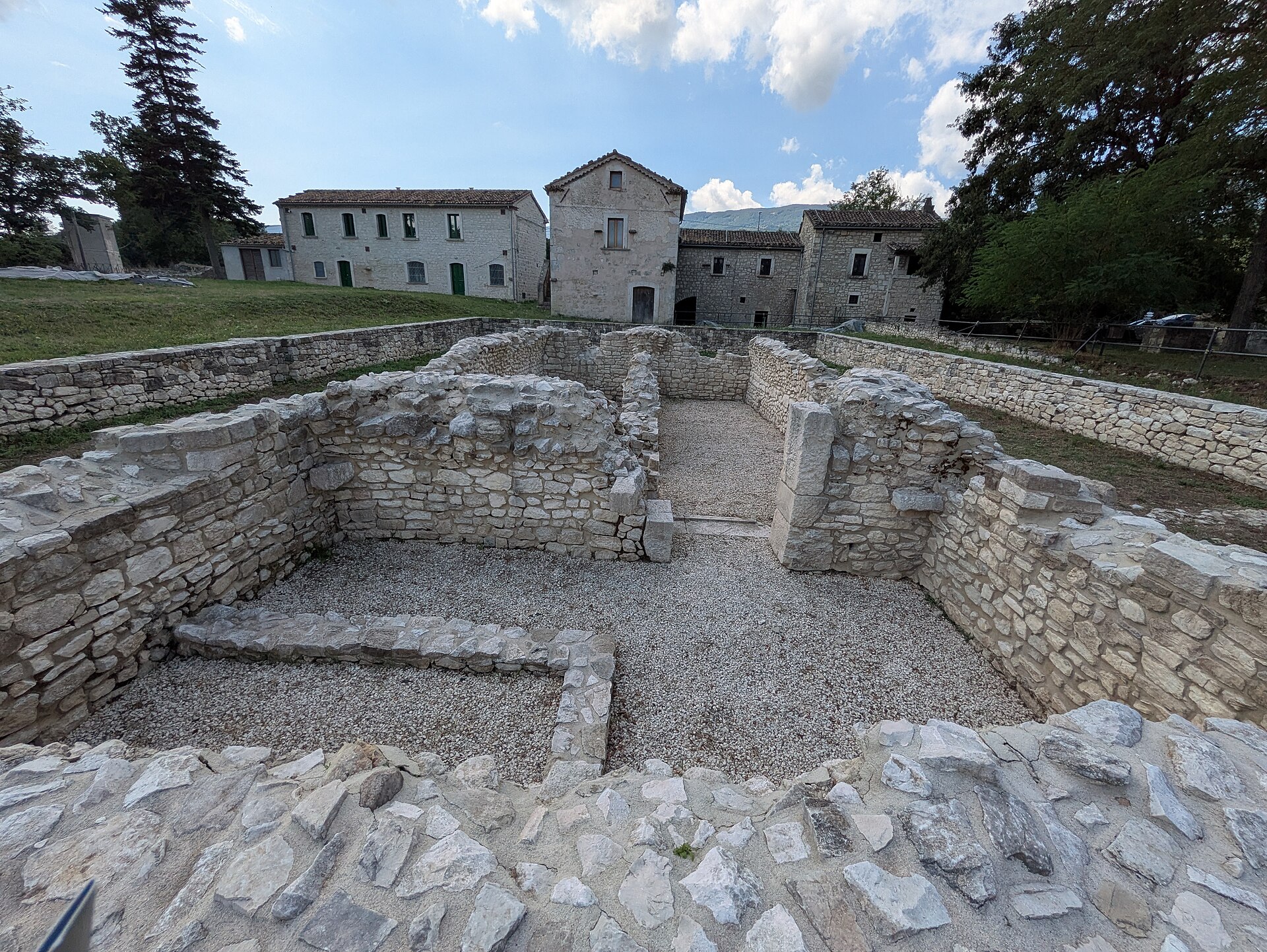 muri romani scavati a saepinum con le case in pietra del paese di altilia sullo sfondo