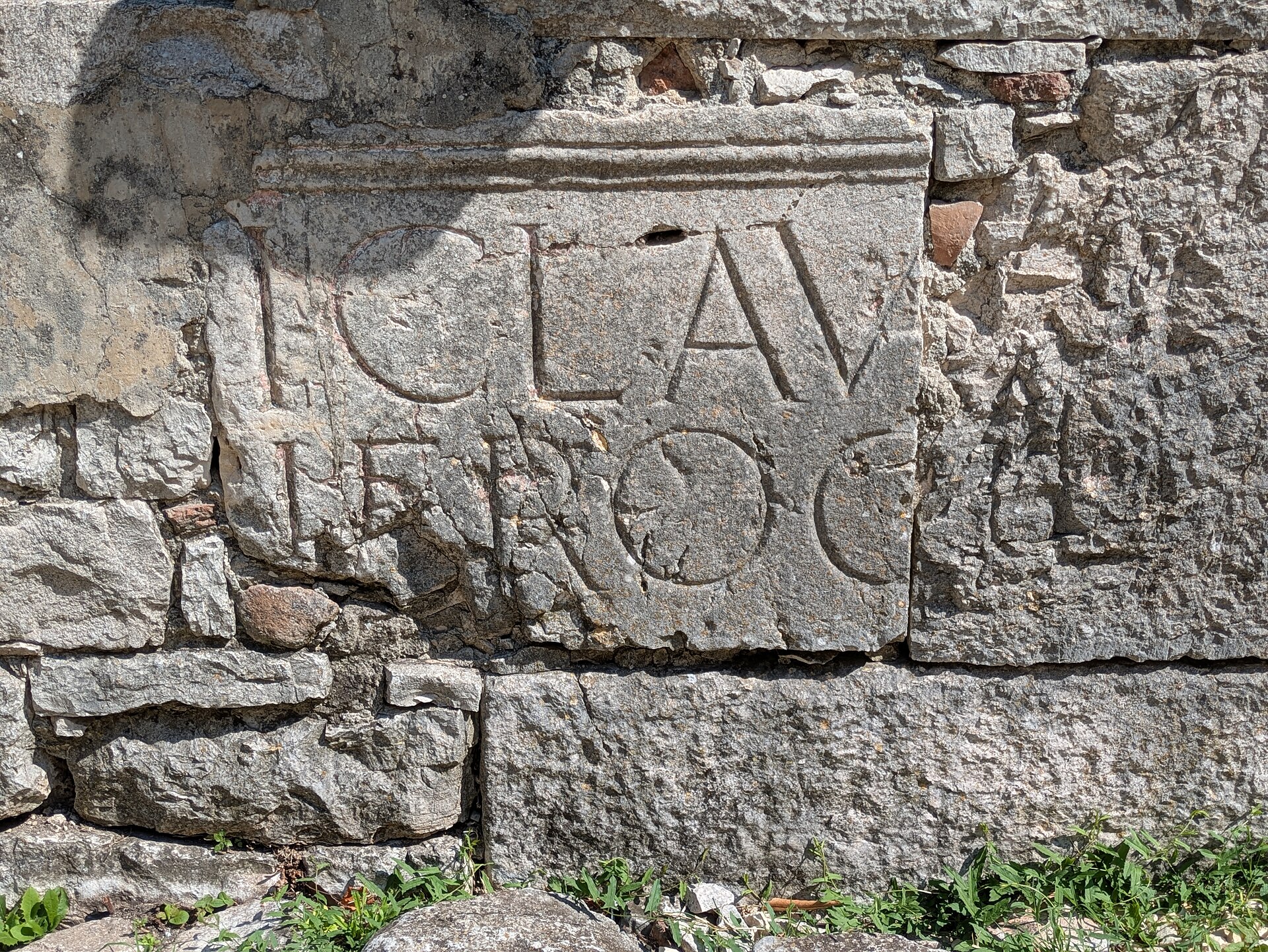 un blocco con iscrizione latina inserito nella muratura delle mura di saepinum