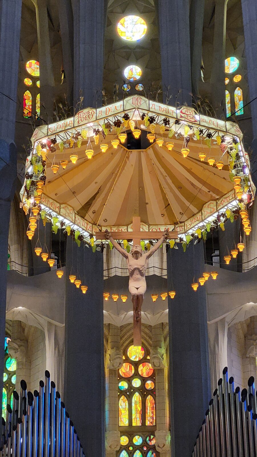 le baldaquin octogonal suspendu au-dessus de l’autel de la Sagrada Família, avec le crucifix et sa couronne de lampes