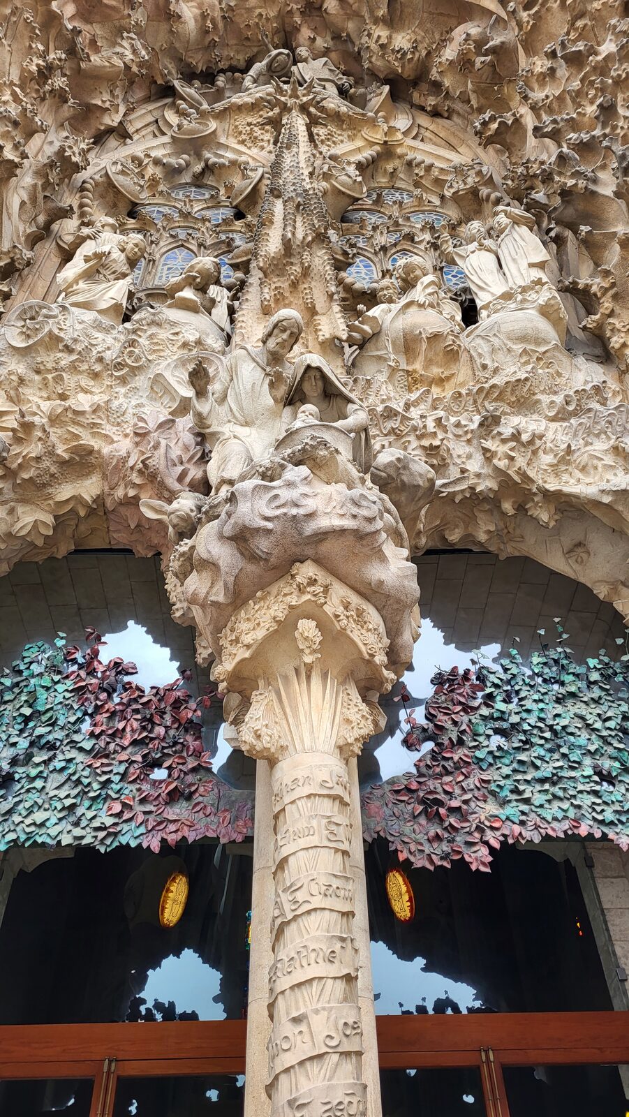 la colonne centrale du portail de la Nativité, avec la généalogie gravée sur le fût