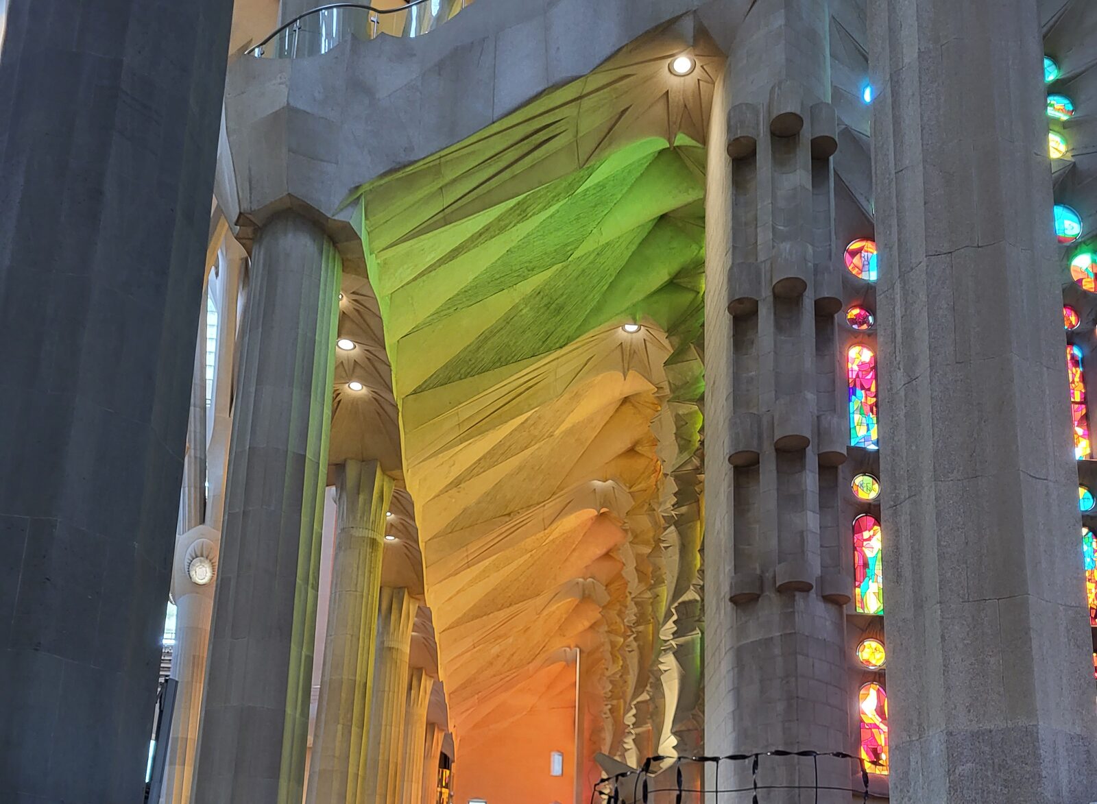 la lumière colorée qui s’étale sur les colonnes et le sol de la nef de la Sagrada Família