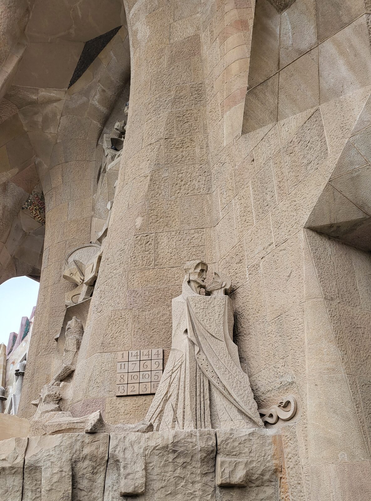 la façade de la Passion de la Sagrada Família, avec le baiser de Judas et le carré magique qui totalise 33