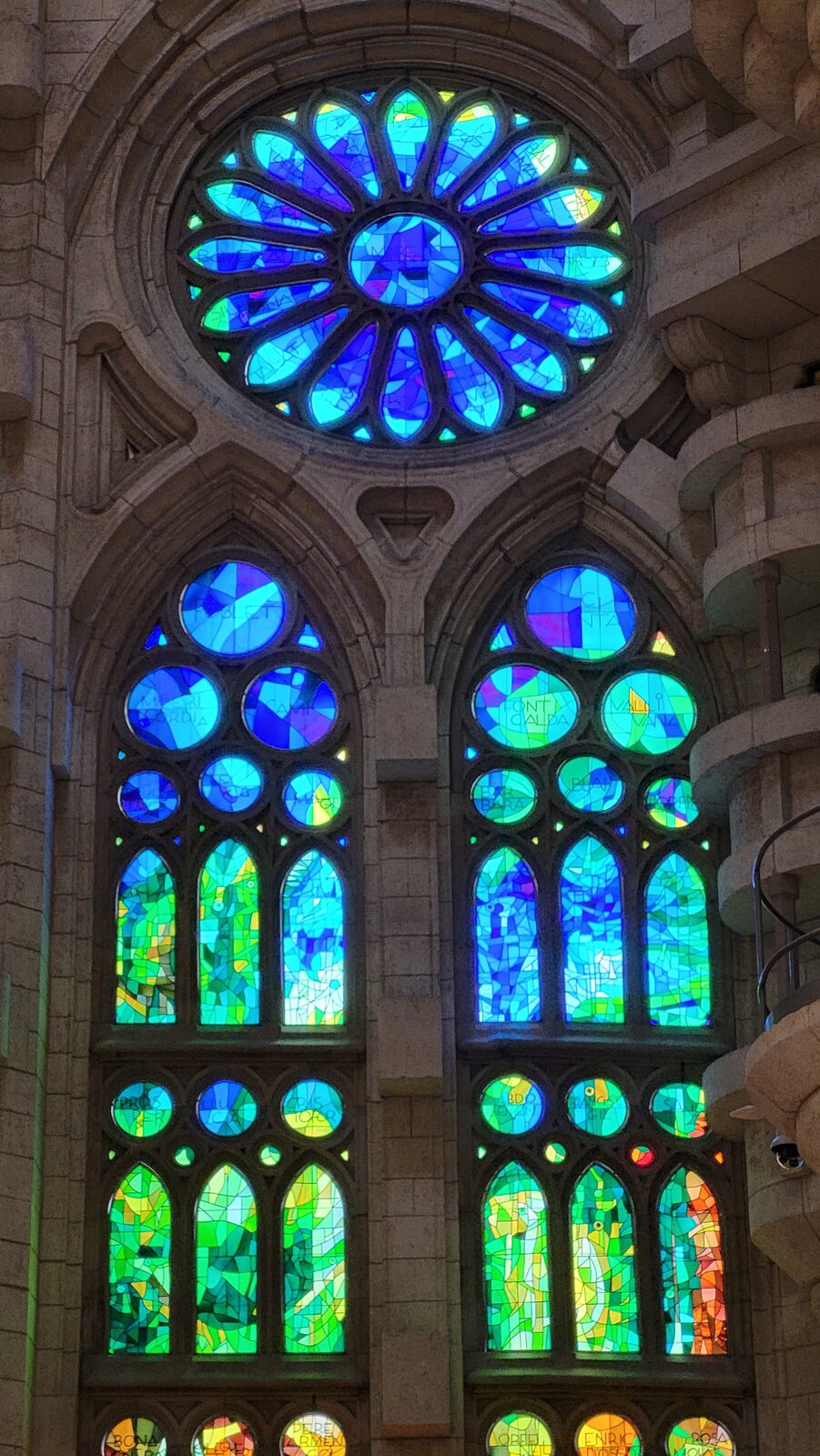 la rosace et les lancettes en bleu et vert de la Sagrada Família