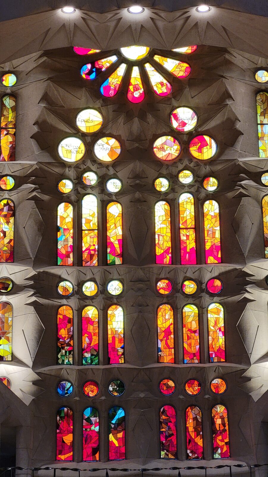 les vitraux rouges, orange et magenta du côté de la Passion de la Sagrada Família