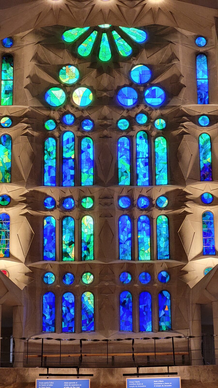 les vitraux bleus, verts et turquoise du côté de la Nativité de la Sagrada Família