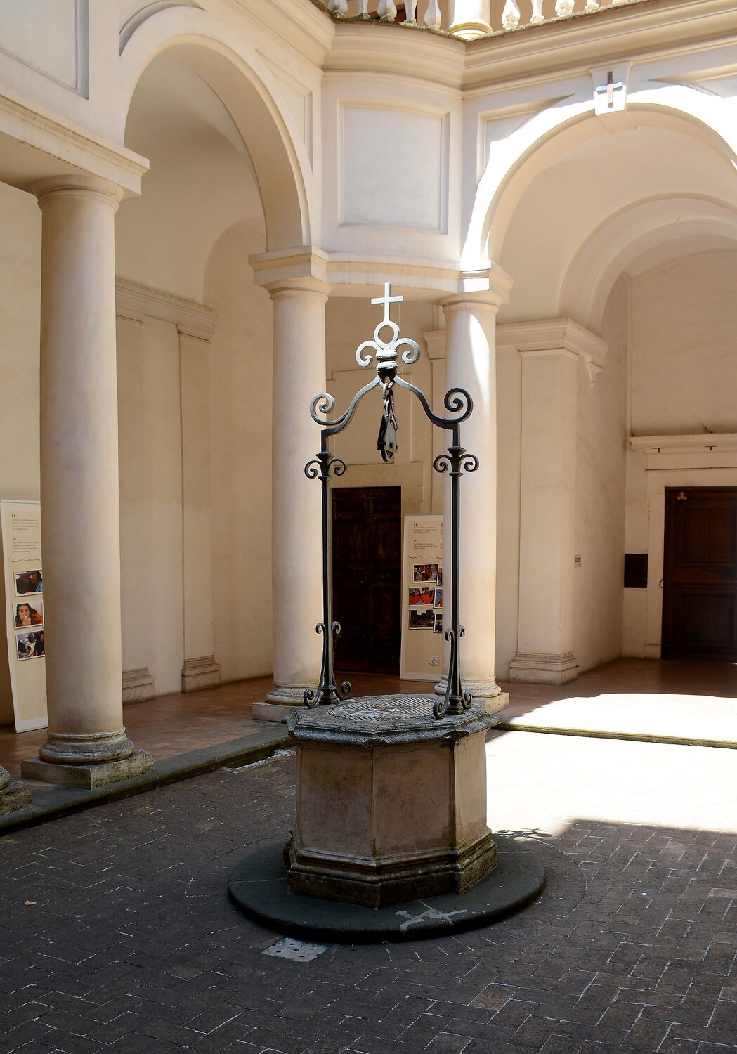 il chiostro di San Carlino con il pozzo al centro e gli angoli smussati