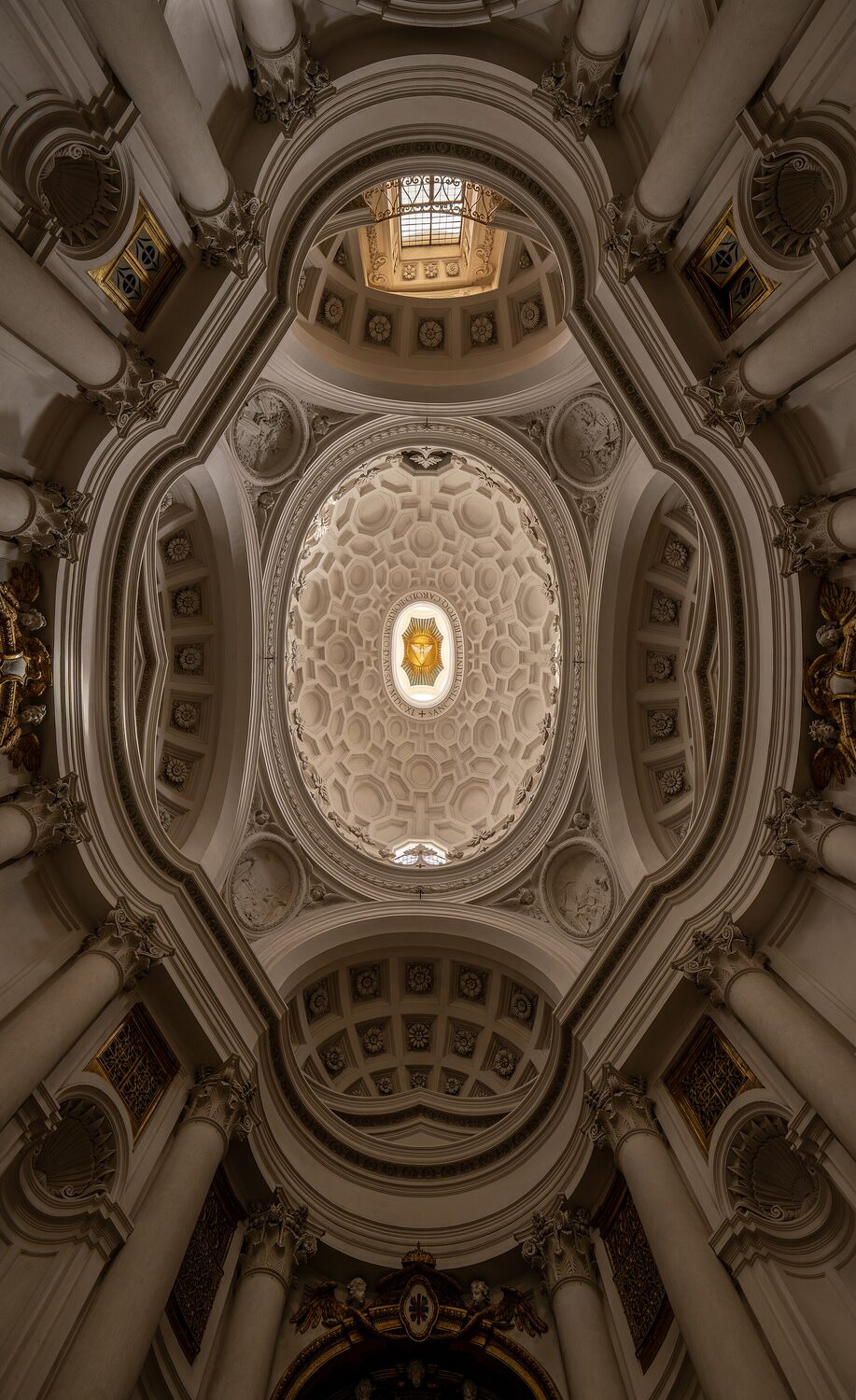 la cupola ovale di San Carlino con i cassettoni a croci, esagoni e ottagoni