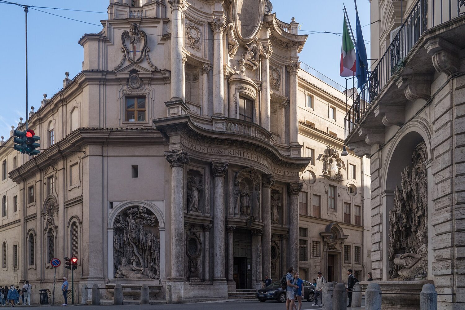 la facciata ondulata di san carlo alle quattro fontane all incrocio con via delle quattro fontane a roma