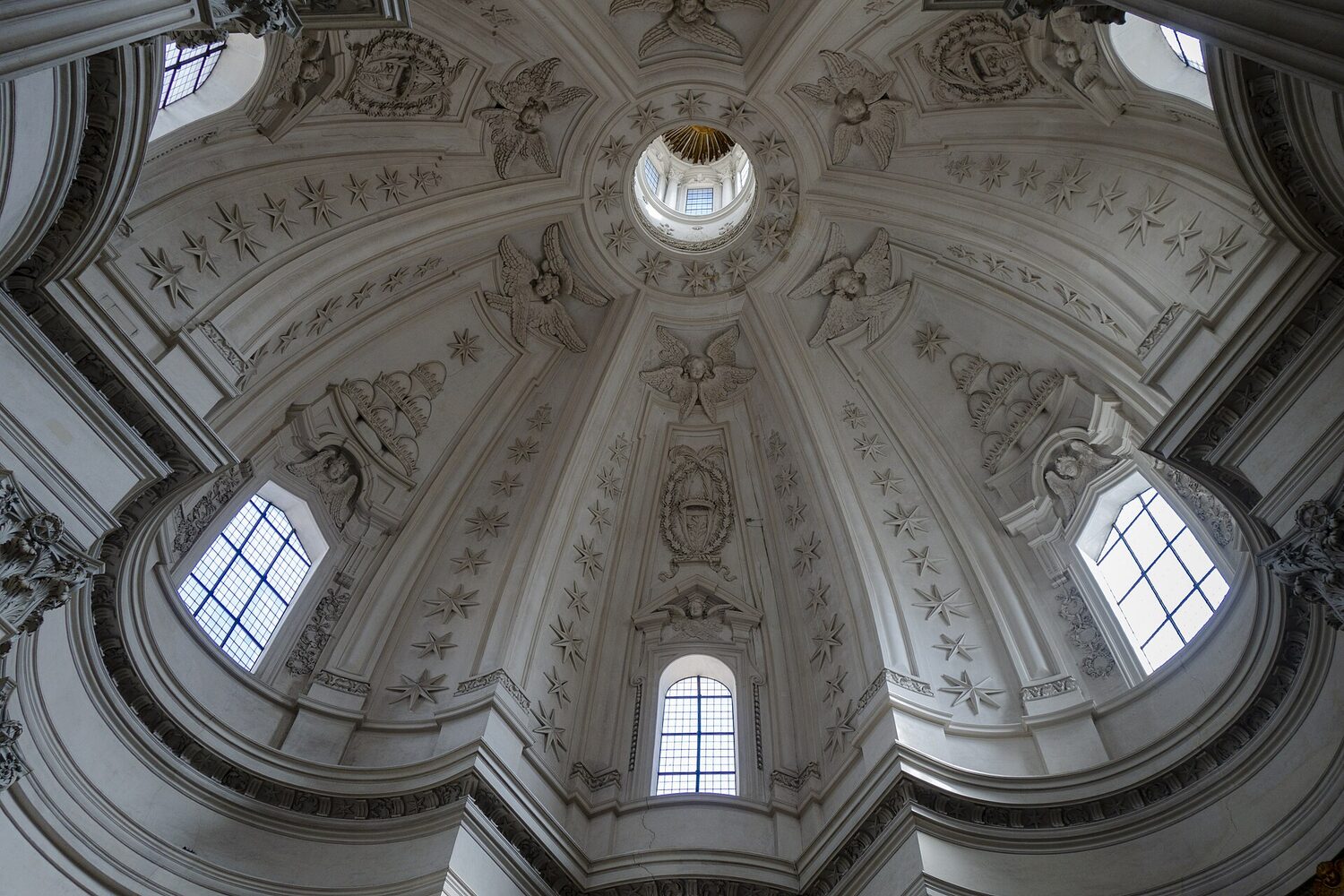 la cupola di Sant’Ivo vista dall’interno, con gli stucchi a stelle e la lanterna