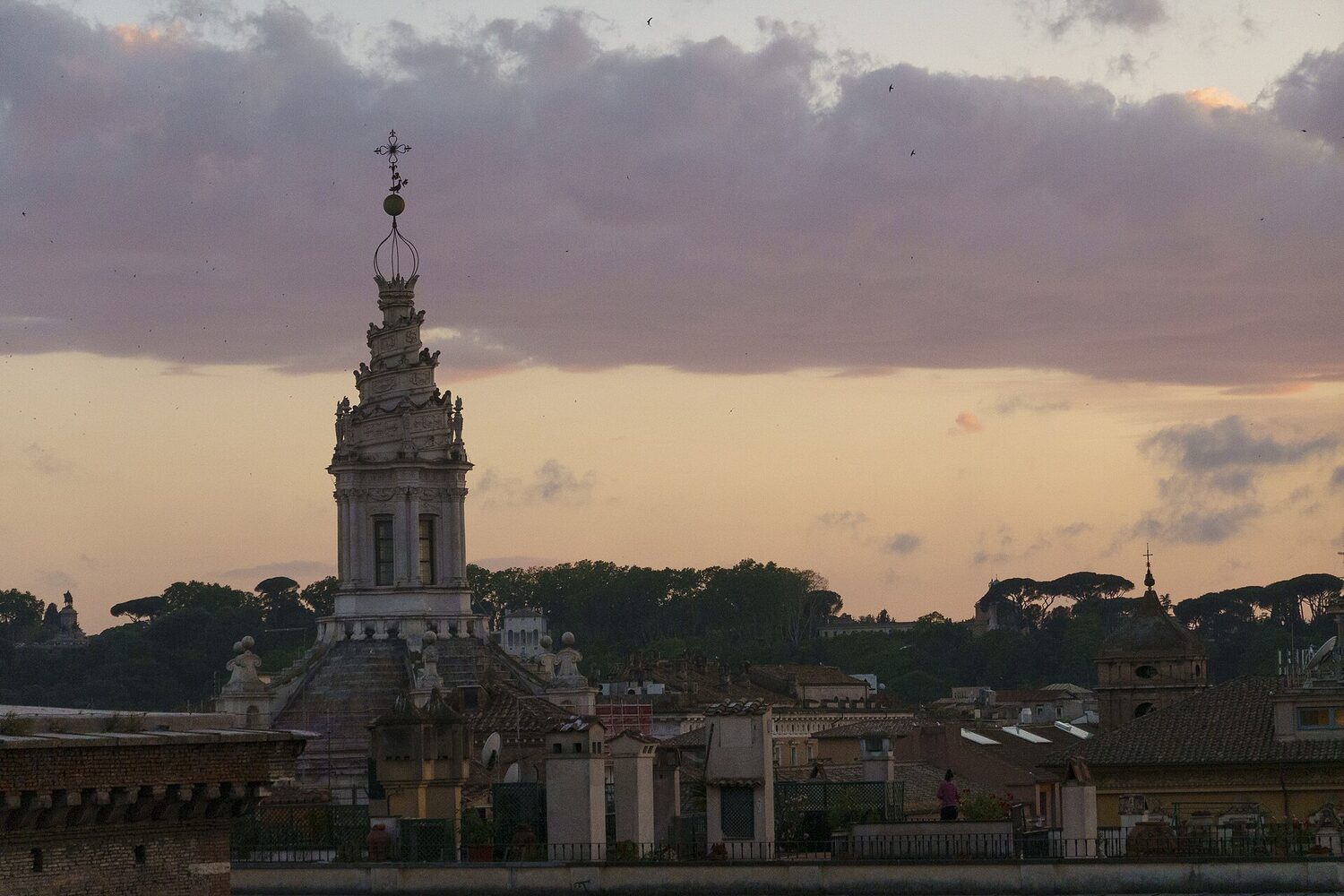 la lanterna a spirale di Sant’Ivo che spunta sui tetti di Roma al tramonto