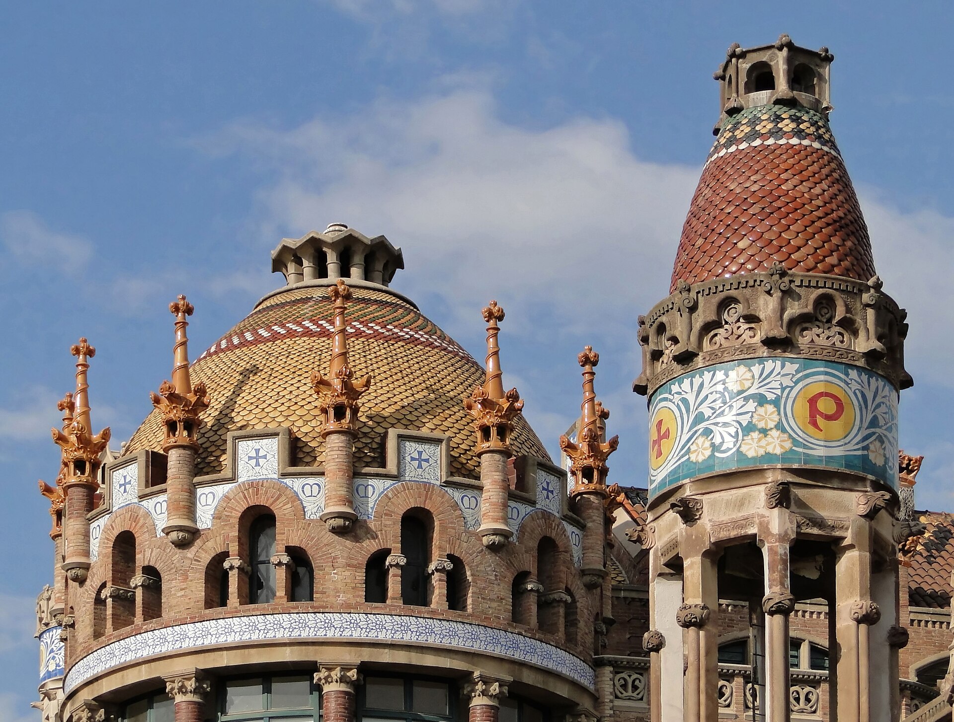 la cupola a scaglie di un padiglione di sant pau e la torre dell’acqua con la lettera p in ceramica