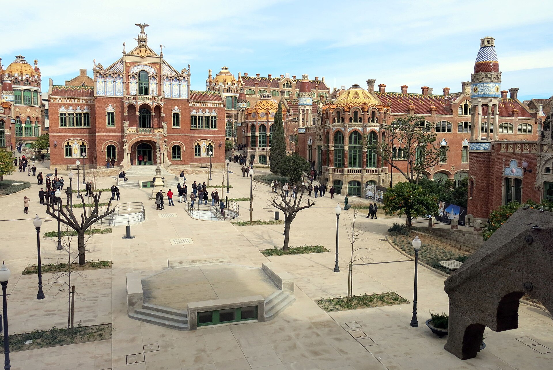 il viale centrale di sant pau visto dall’alto, con i padiglioni di mattoni rossi e cupole colorate ai lati e il padiglione delle operazioni in fondo