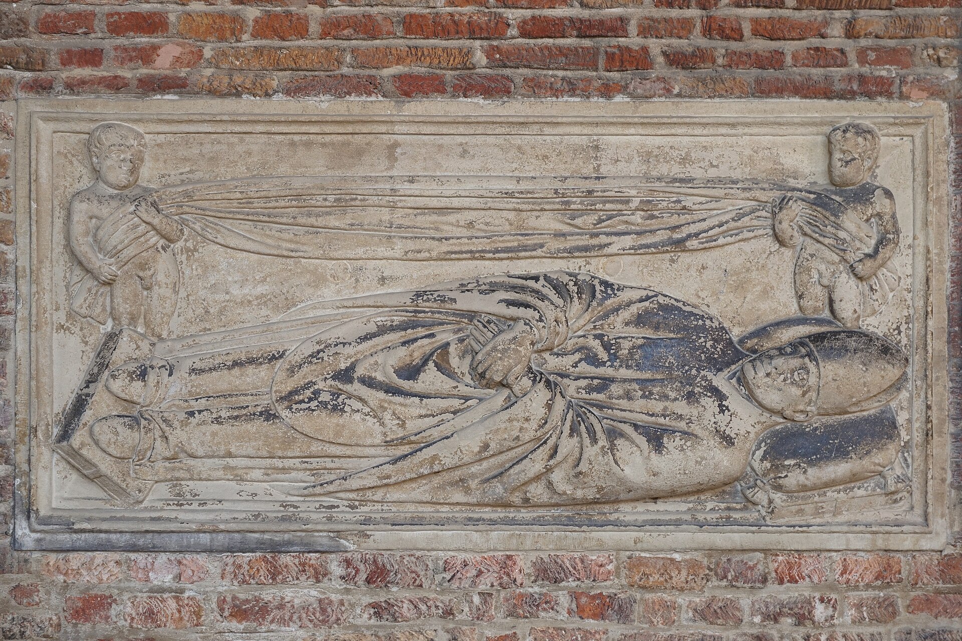 il catino longobardo dell ottavo secolo al centro del cortile di pilato a bologna