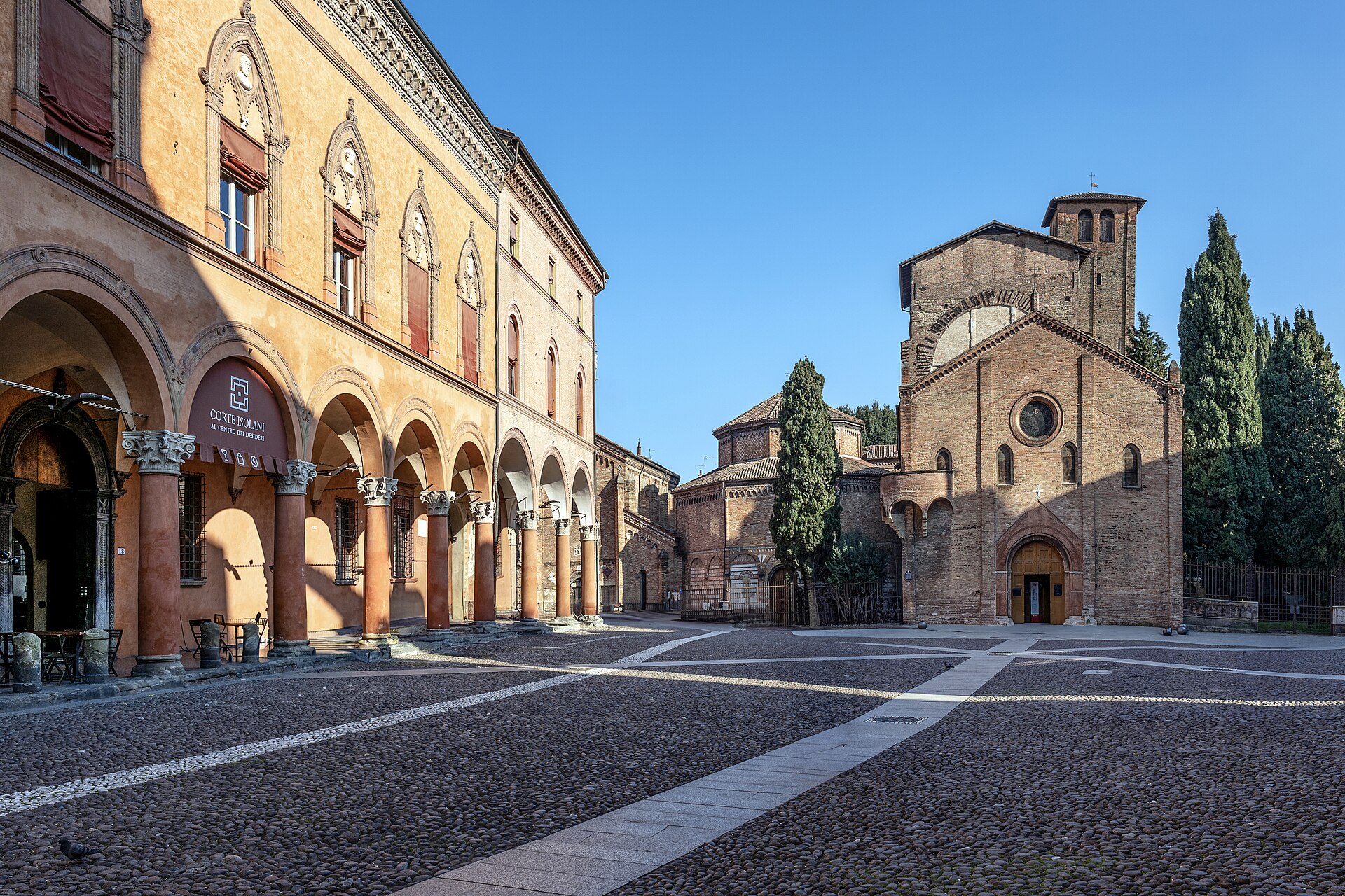 il chiostro medievale del complesso di santo stefano a bologna
