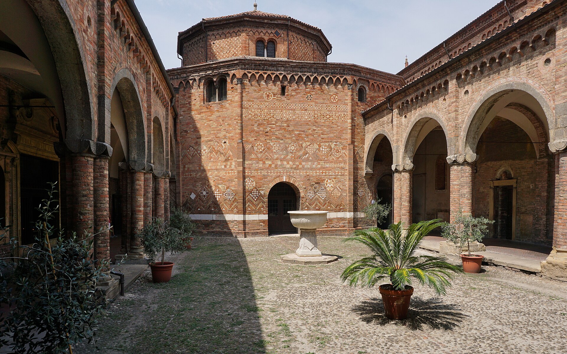 il cortile di pilato nel complesso di santo stefano a bologna, con il portico romanico