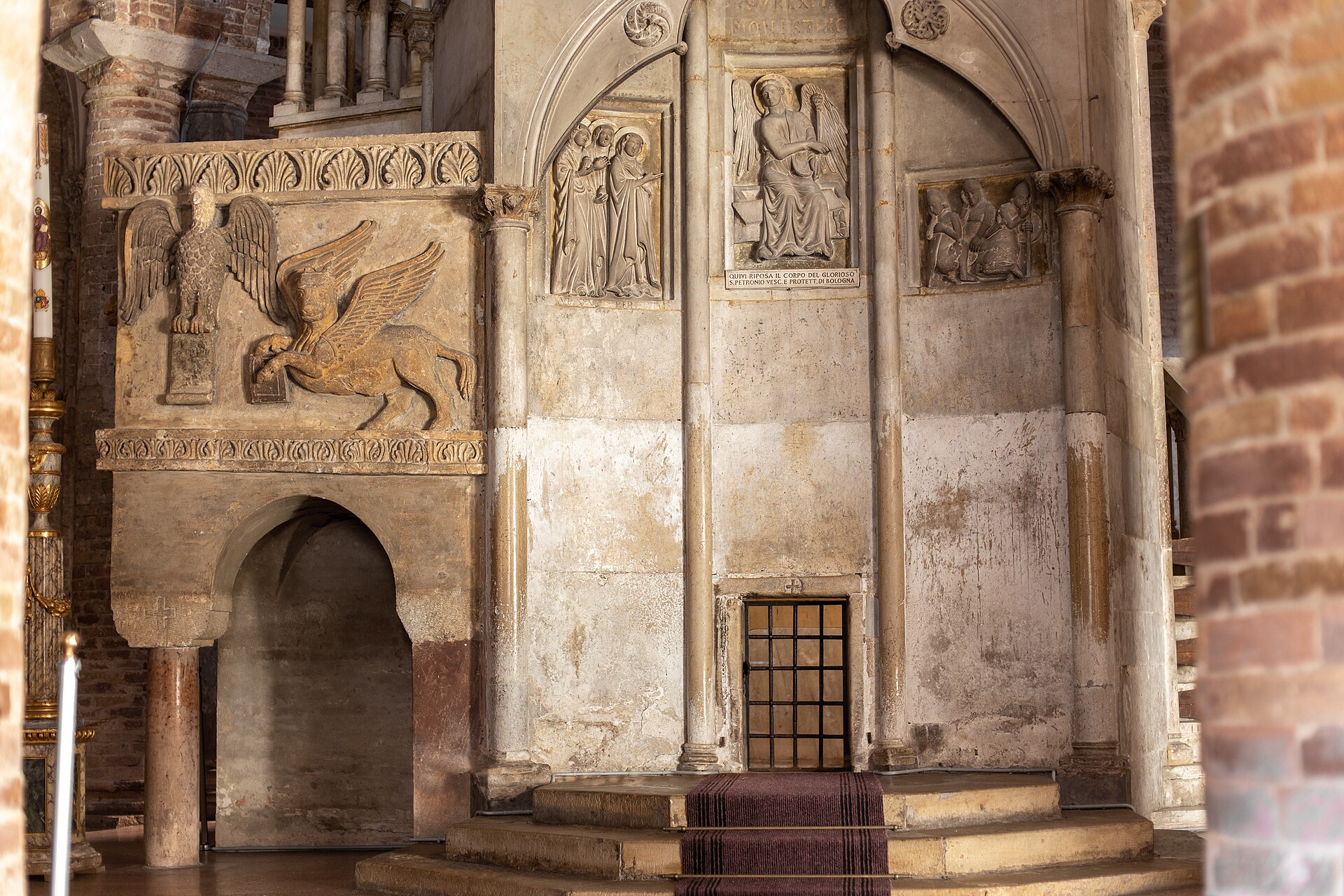 l edicola del santo sepolcro nel complesso di santo stefano a bologna, con la tomba di san petronio