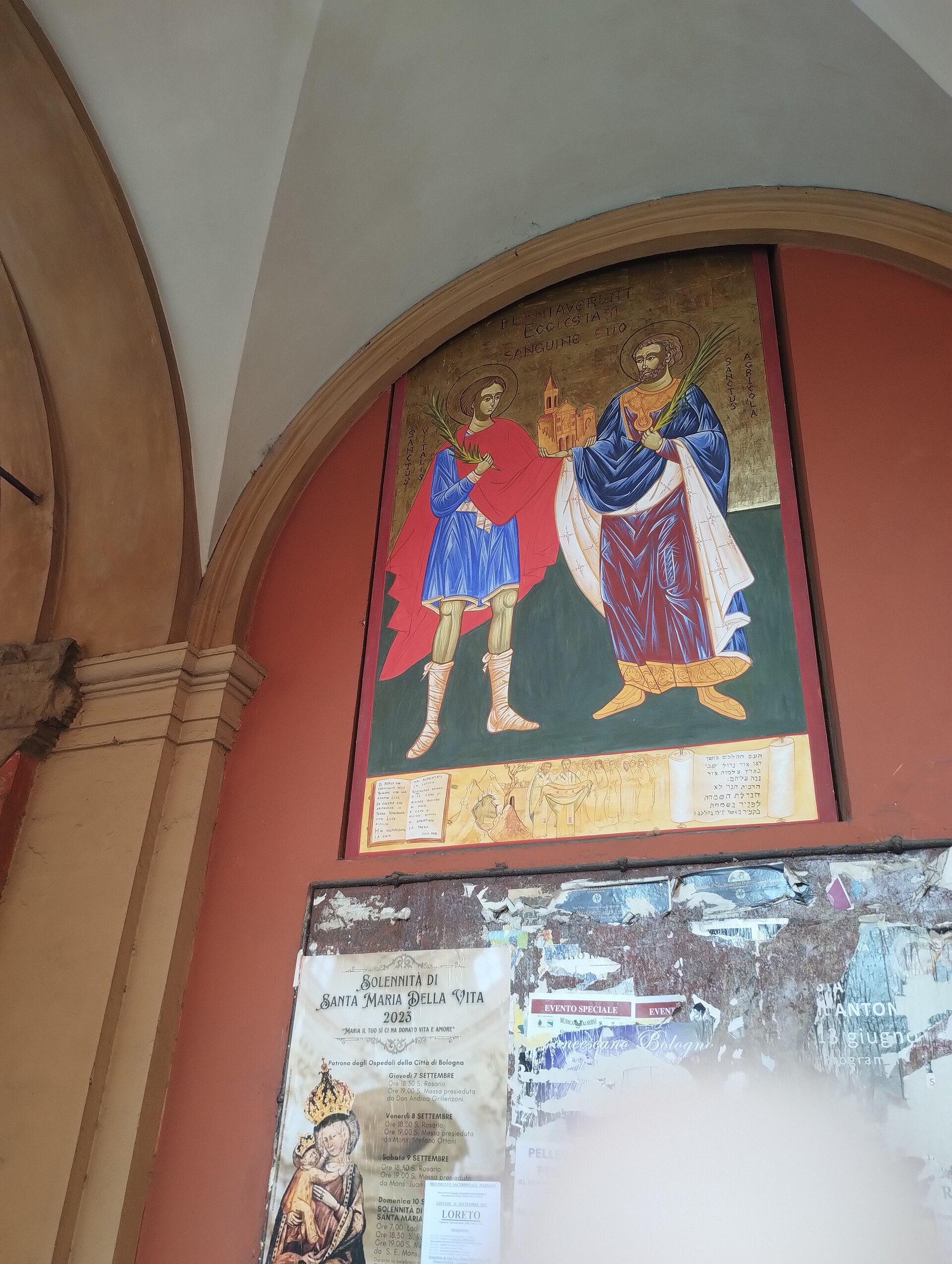 l interno della chiesa dei santi vitale e agricola nel complesso di santo stefano a bologna