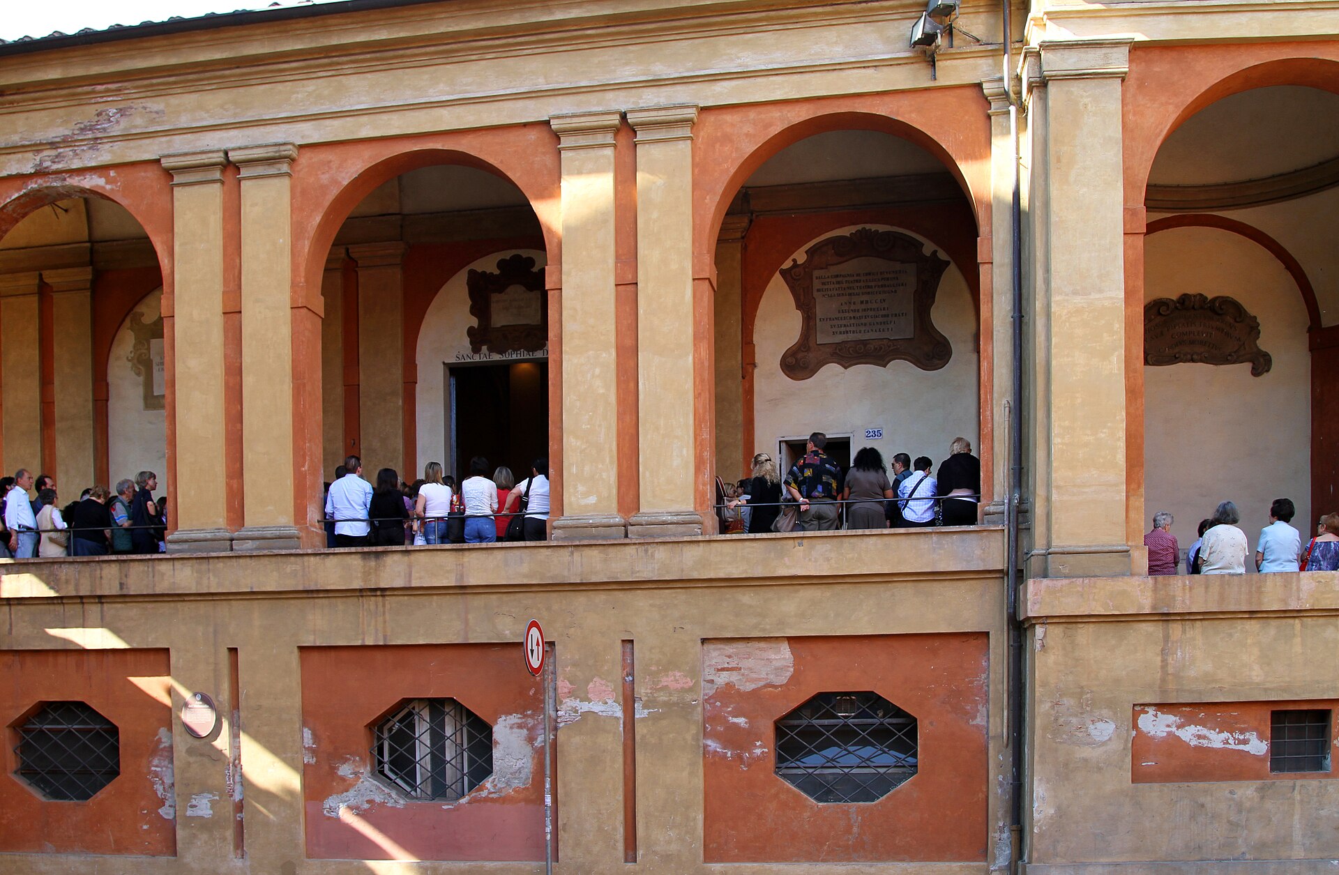 gli archi del portico di san luca a bologna, in salita