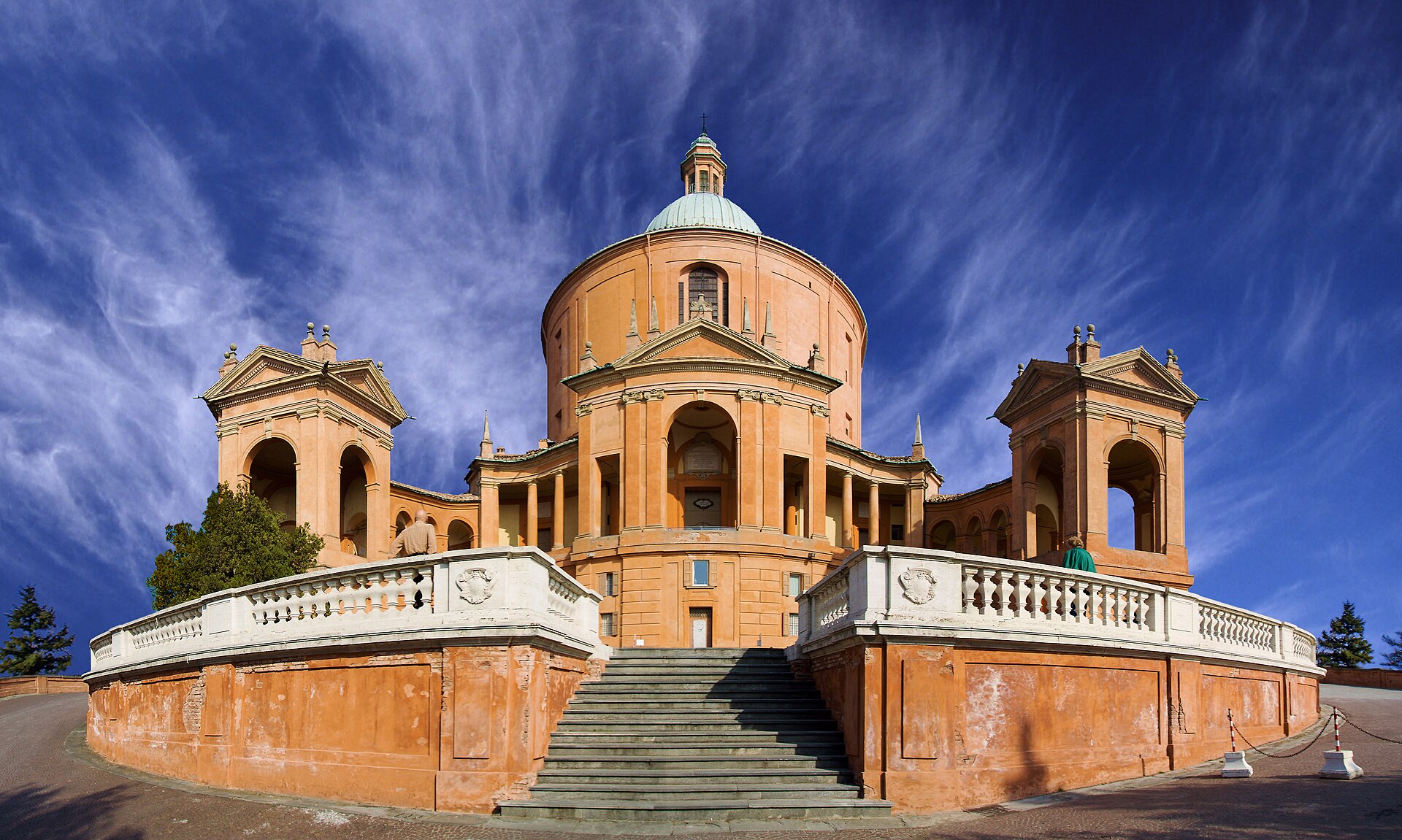 il panorama su bologna e la pianura visto dal colle della guardia
