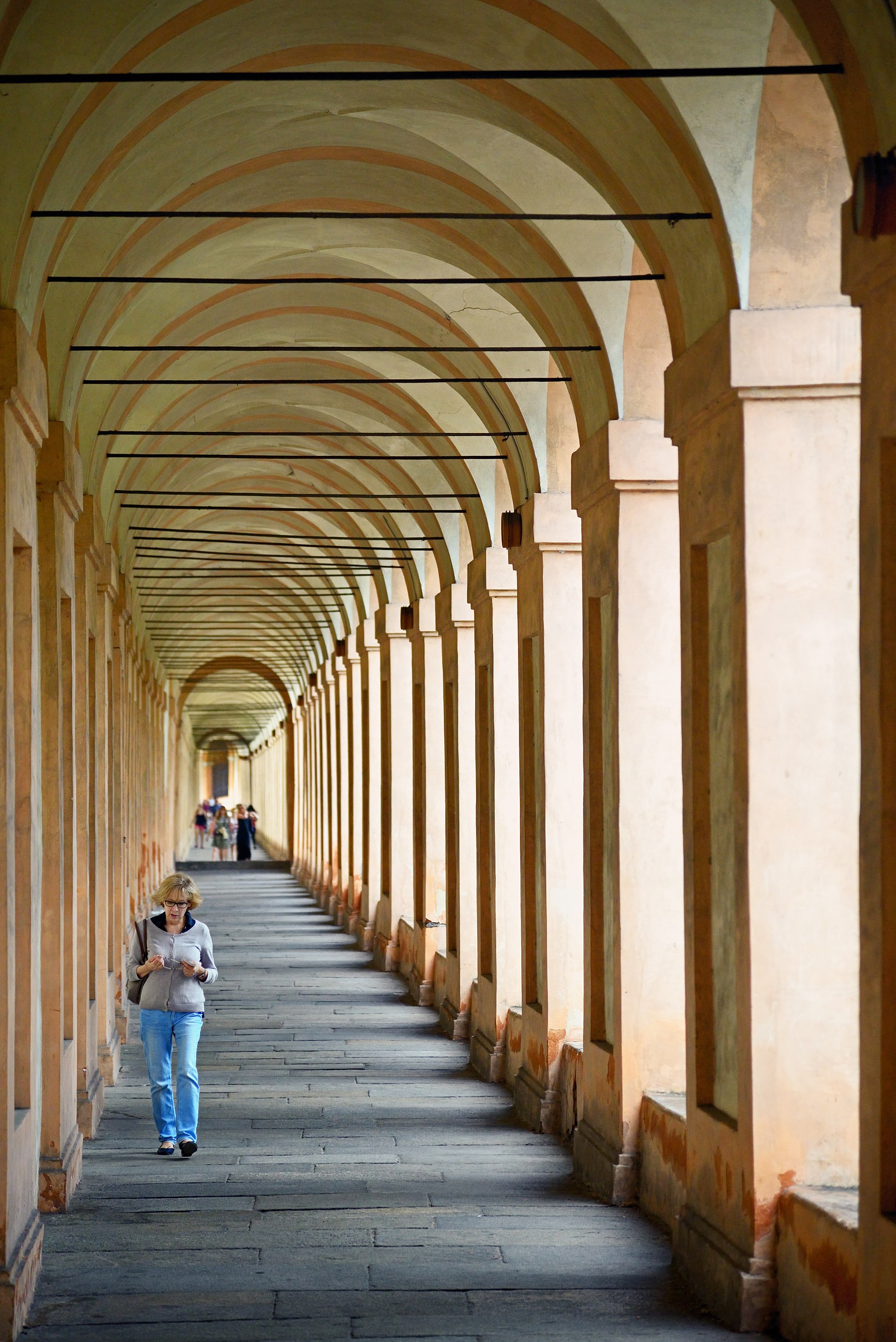 la salita coperta del portico di san luca verso il colle della guardia