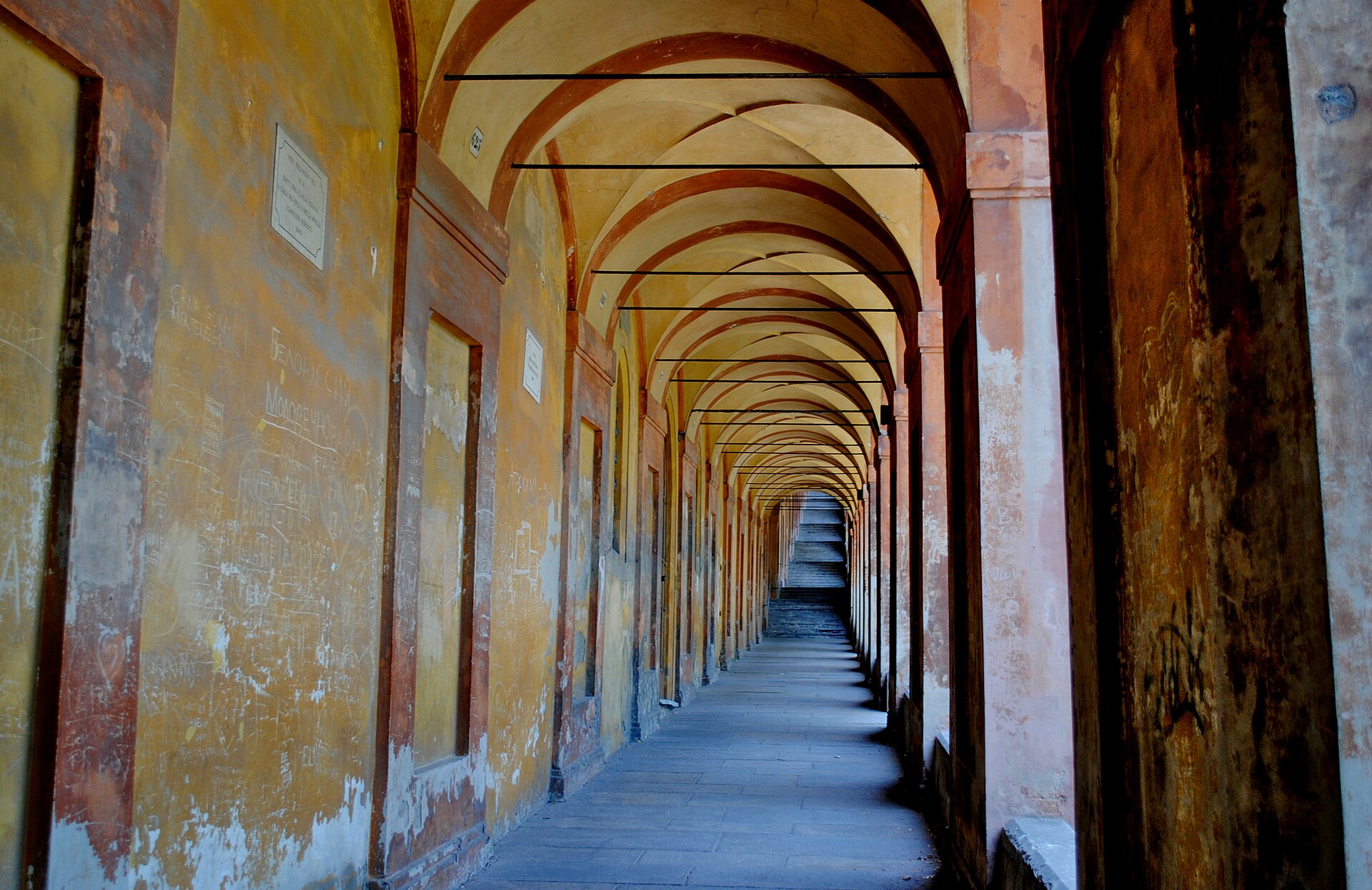 il portico di san luca a bologna con la sequenza degli archi che sale verso il colle della guardia