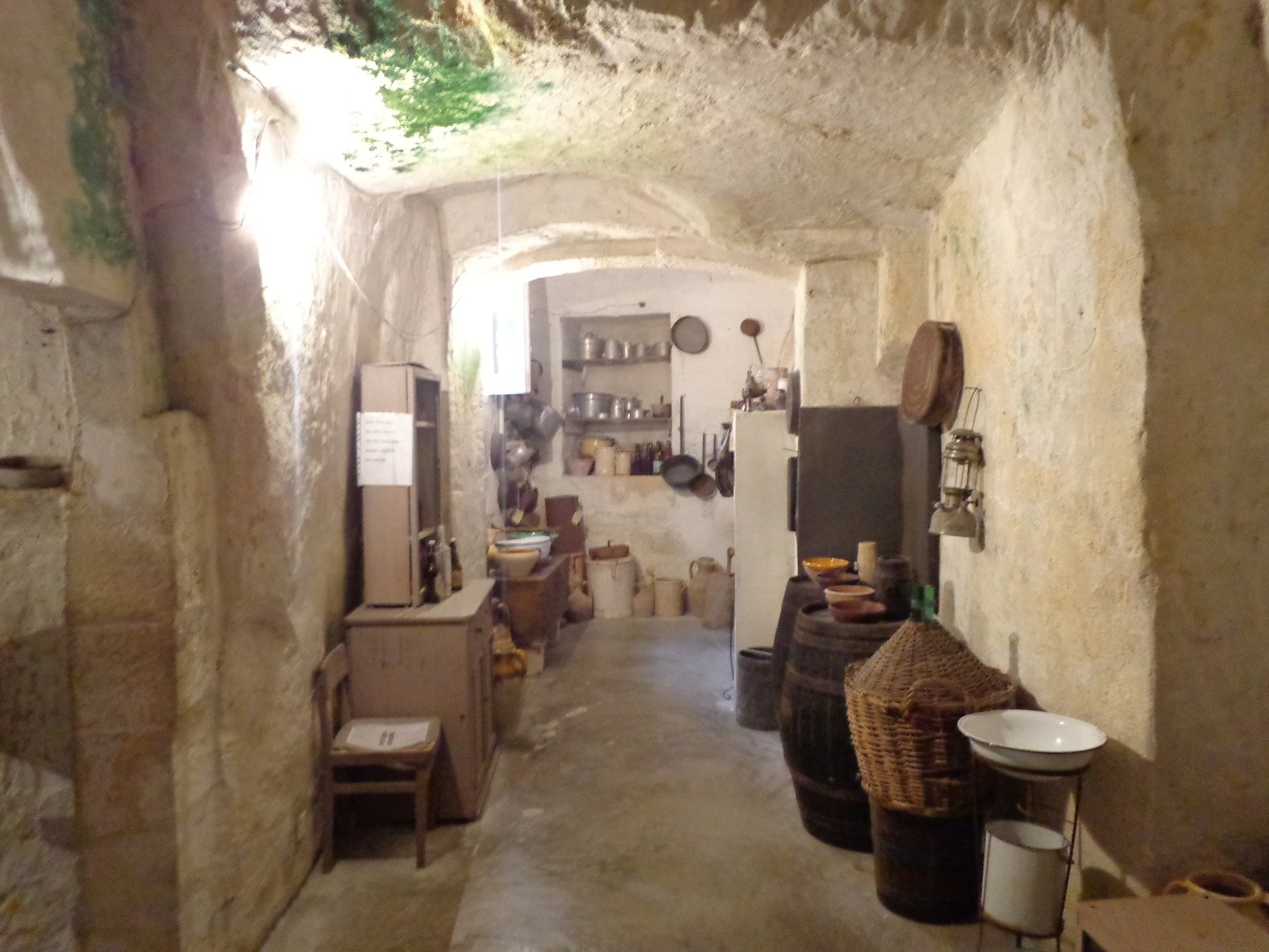 la cuisine d une maison grotte de matera avec des casseroles des paniers et des tonneaux disposes comme les utilisait la famille
