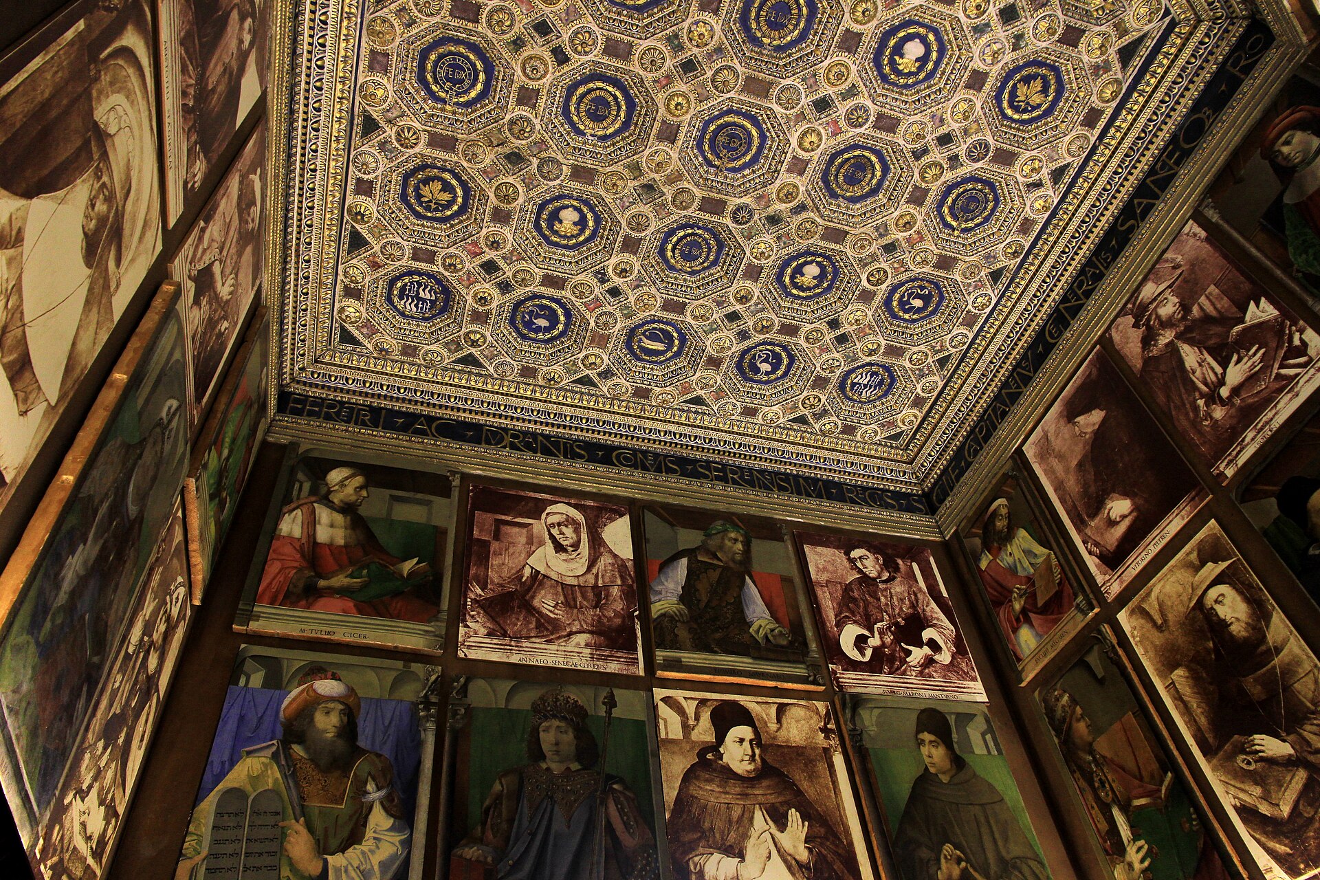 angle du studiolo avec le plafond à caissons dorés et la rangée des portraits des hommes illustres