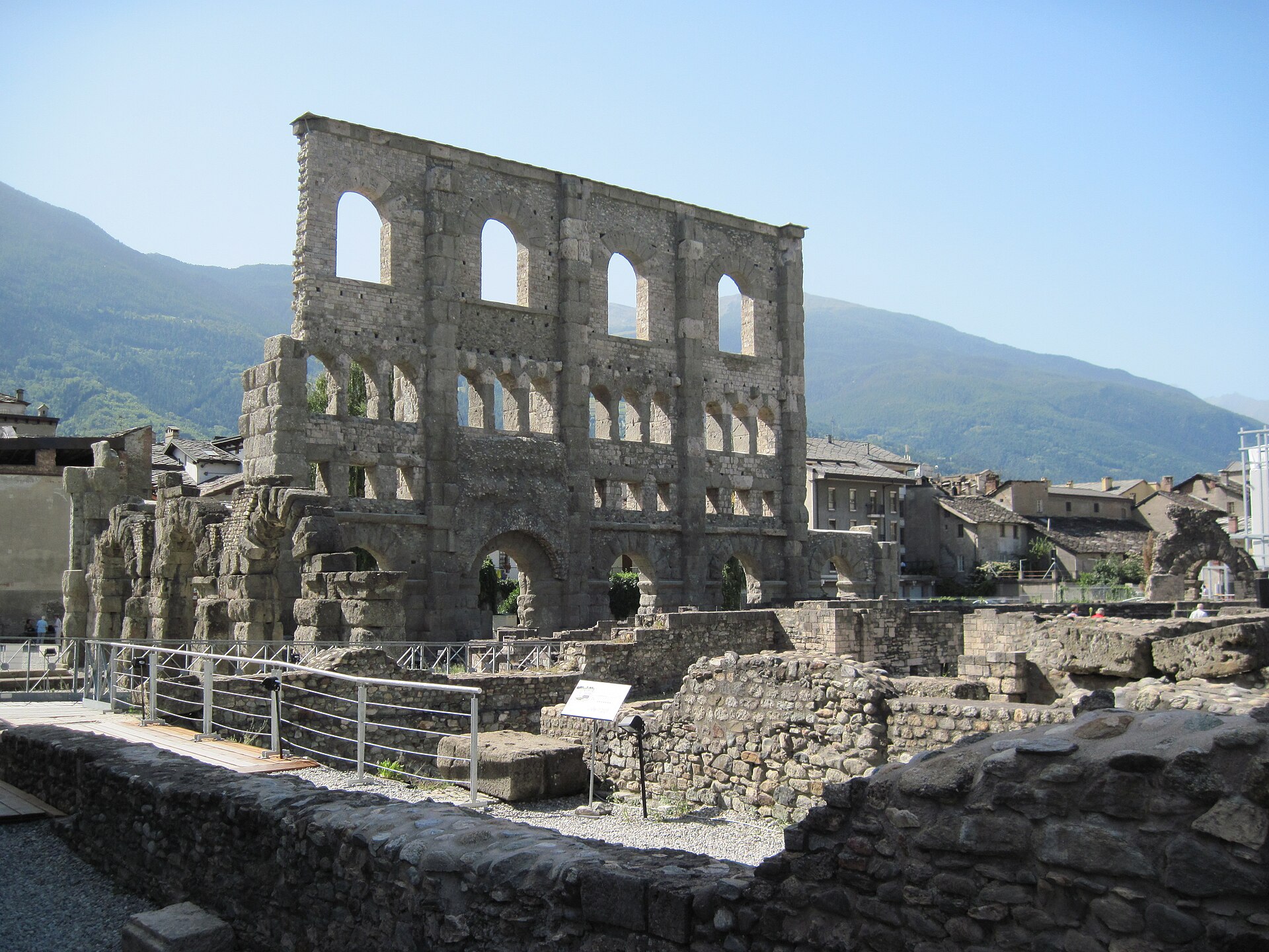 la facciata meridionale del teatro romano di aosta alta ventidue metri, con contrafforti, archi e tre ordini di finestre