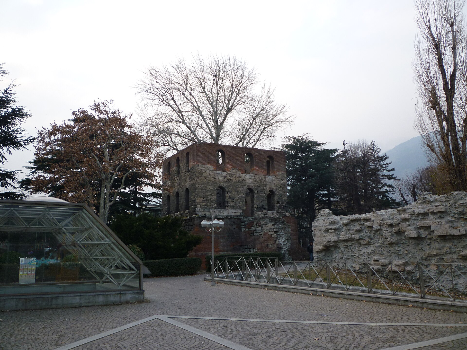 la tour du pailleron ad aosta, torre romana con la parte alta rifatta in mattoni, accanto a un tratto di mura