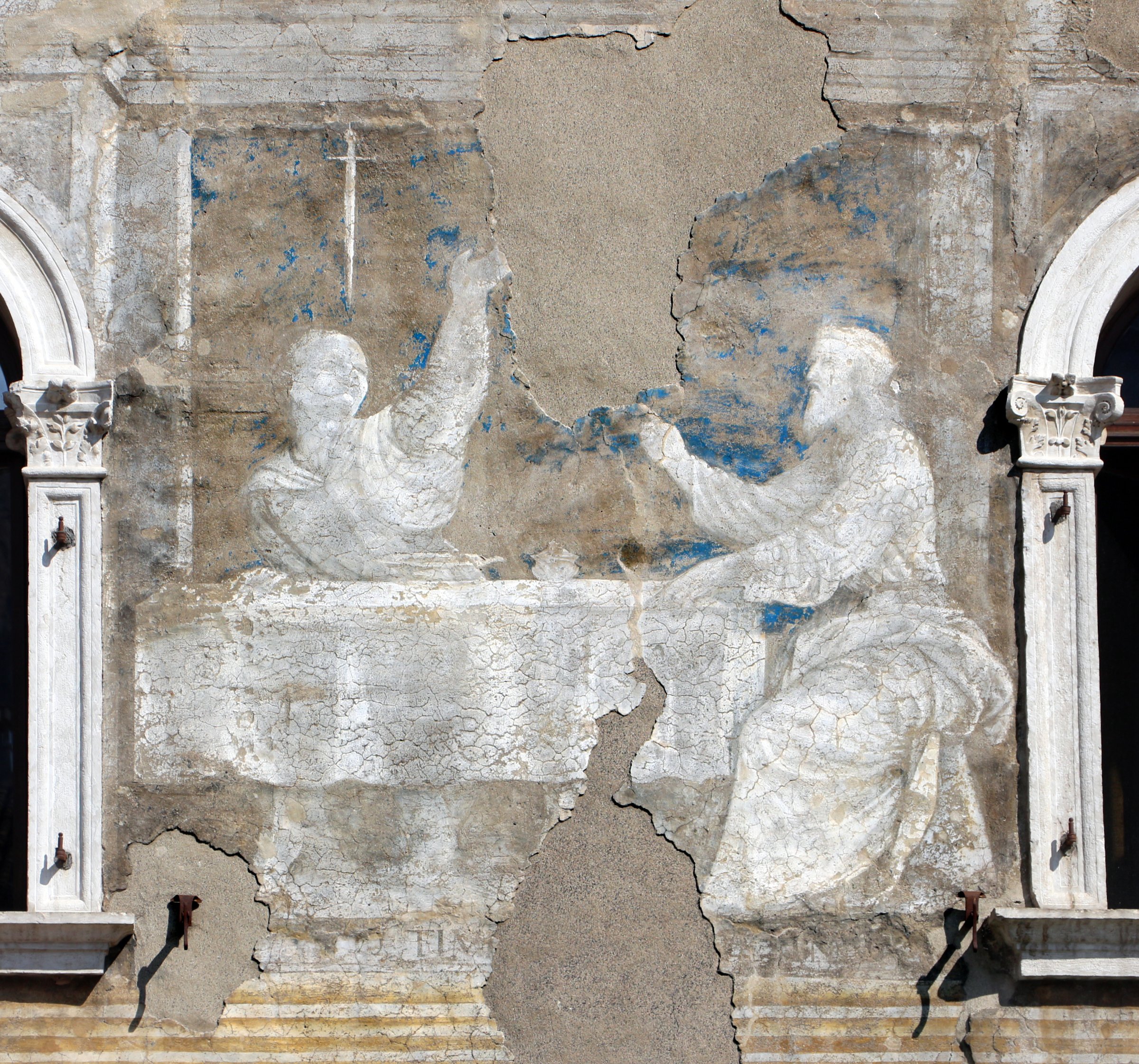 damocle alla mensa di dionigi con la spada sospesa dipinto a monocromo su casa cazuffi